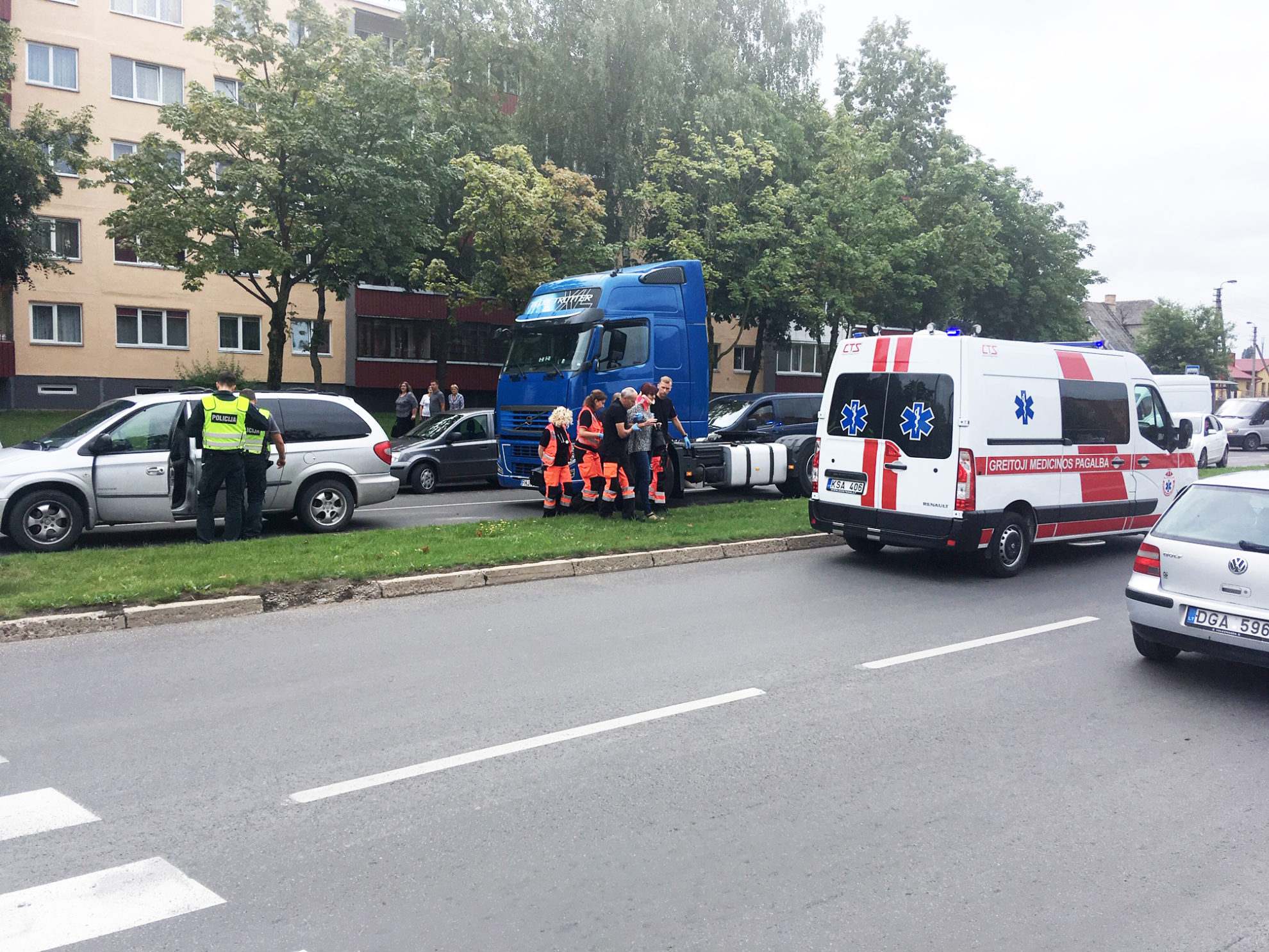 Vieną judriausių Panevėžyje, arterinę Nemuno gatvę, pirmadienio rytą paralyžiavo avarija.