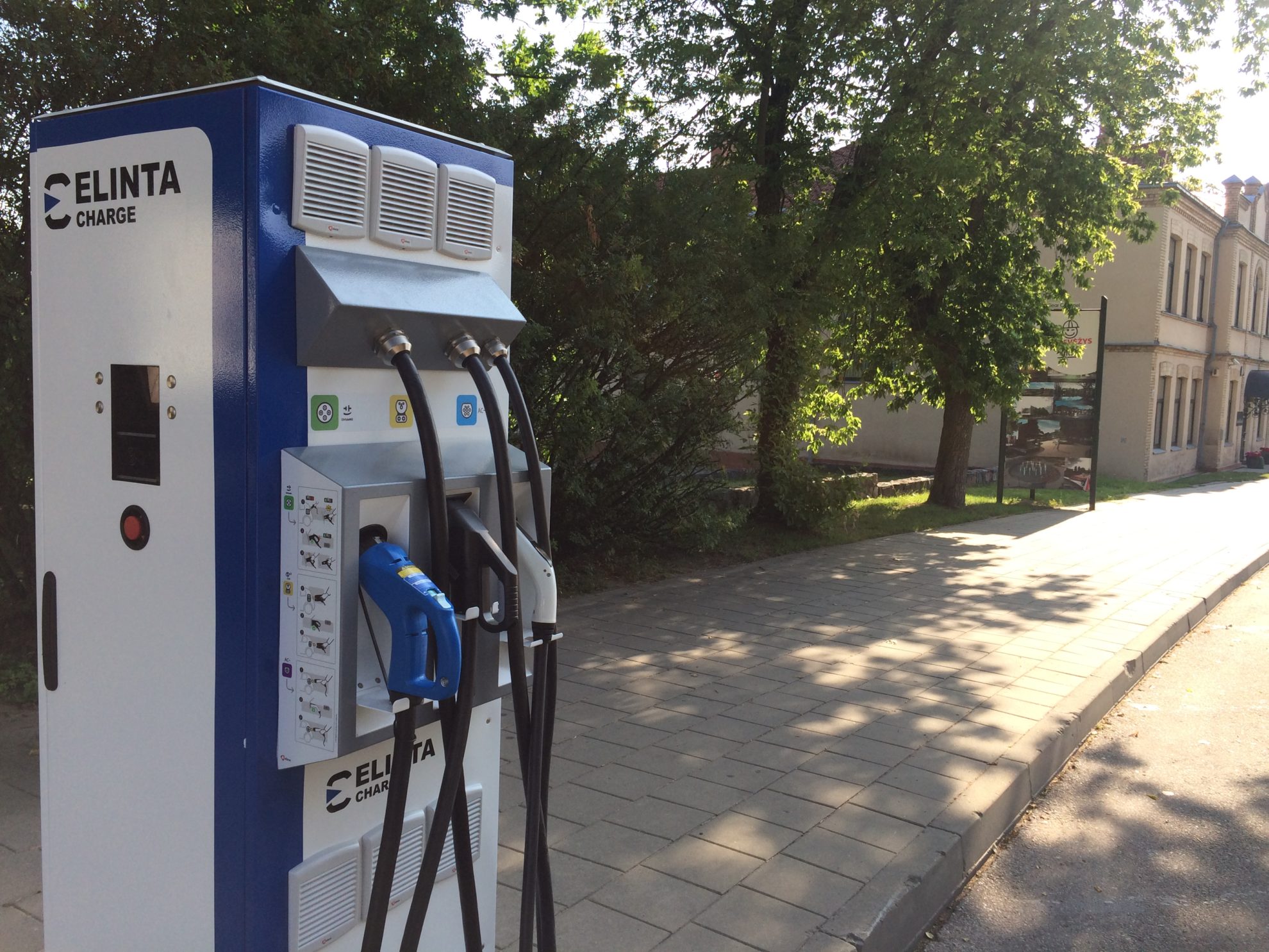 Panevėžyje daugėja vietų elektra varomiems automobiliams įkrauti. Jau šią vasarą bus įrengtos trys nemokamos elektromobilių įkrovos prieigos. Jos atsiras Elektros g., Parko g. (prie „Cido“ arenos), Savanorių a./Laisvės a.