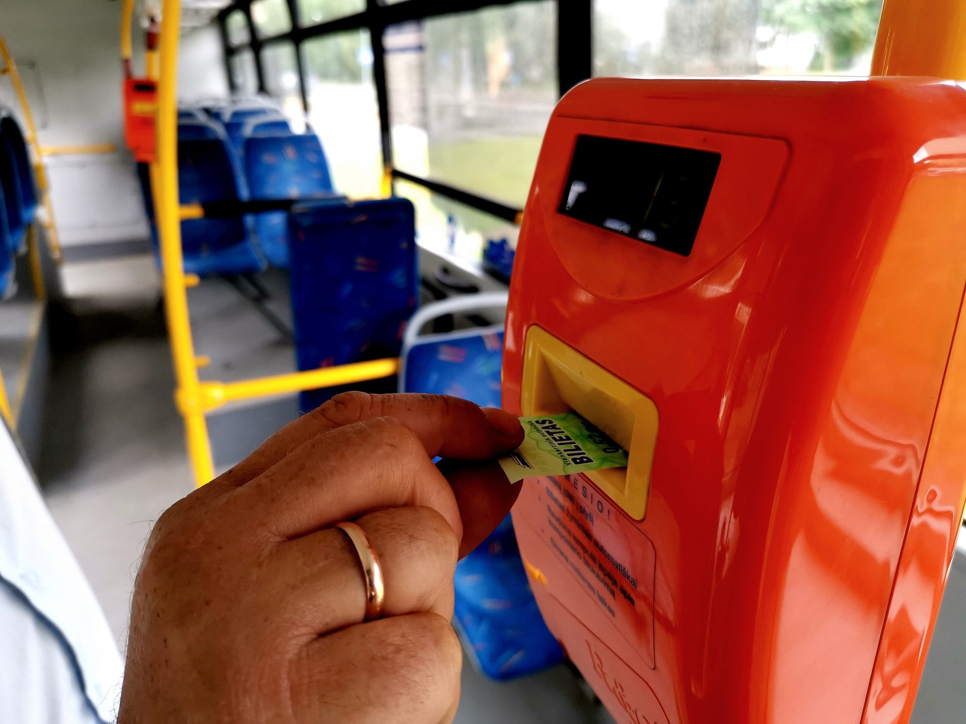 UAB Panevėžio autobusų parkas nusprendė keleivių sąskaita išlaisvinti savo maršrutinių miesto autobusų vairuotojus nuo kasininko pareigų. Įmonės nuomone, pabranginus 36 centais – iki 1 euro – bilietus autobusuose, kelionės viešuoju transportu taps saugesnės ir kokybiškesnės. Norima, kad miesto Savivaldybė šį siūlymą įgyvendintų dar šiais metais.