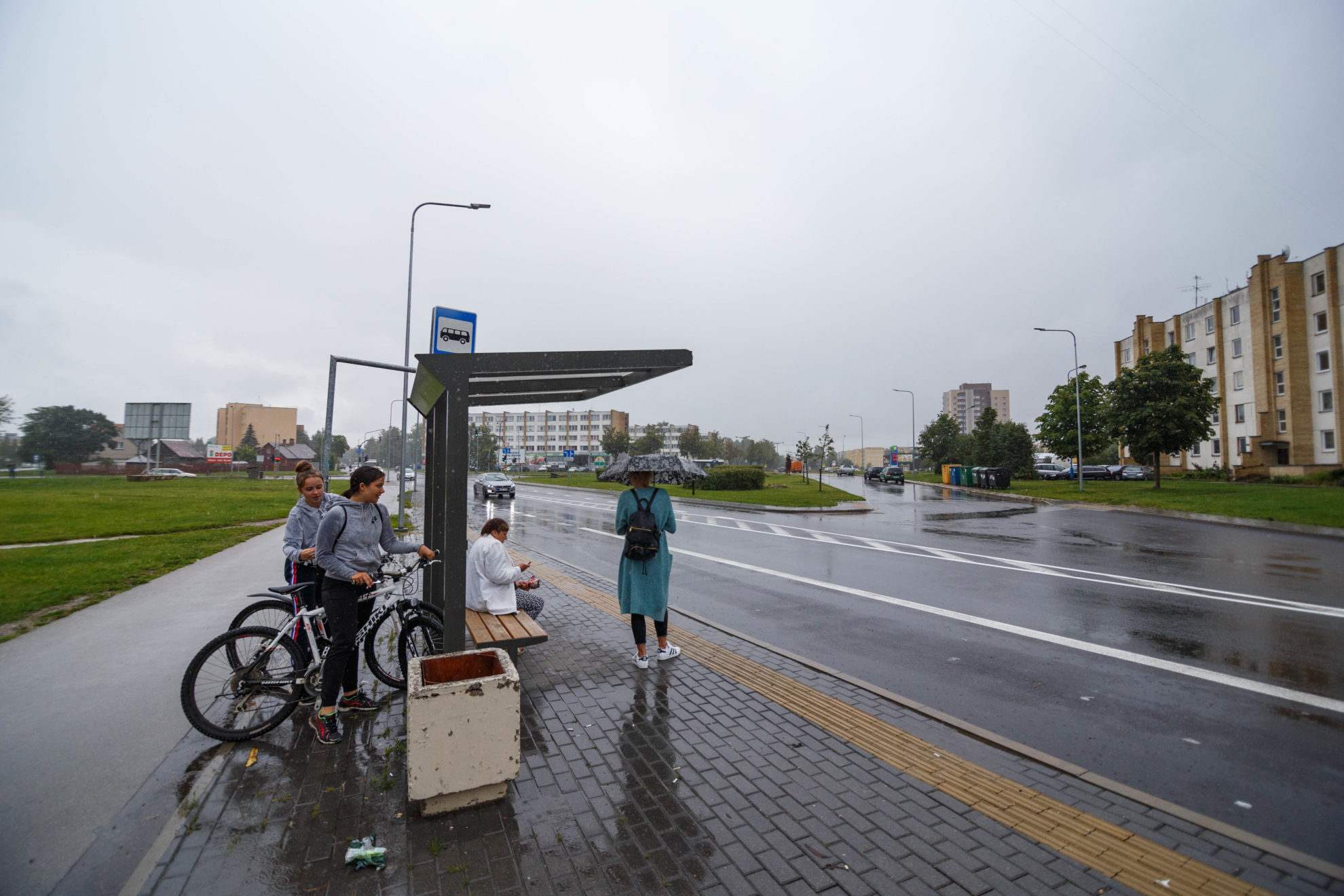 Viešuoju transportu besinaudojantys panevėžiečiai atnaujintose gatvėse sulaukę naujų autobusų stotelių paviljonų nusivylė. Pusplikės jų metalinės konstrukcijos ir suolelis menkai apsaugo lietingomis ir vėjuotomis dienomis. Savivaldybė jų keisti neketina, tik guodžia, kad netrukus stotelėse bus įrengta naujų ir kur kas sandaresnių paviljonų.