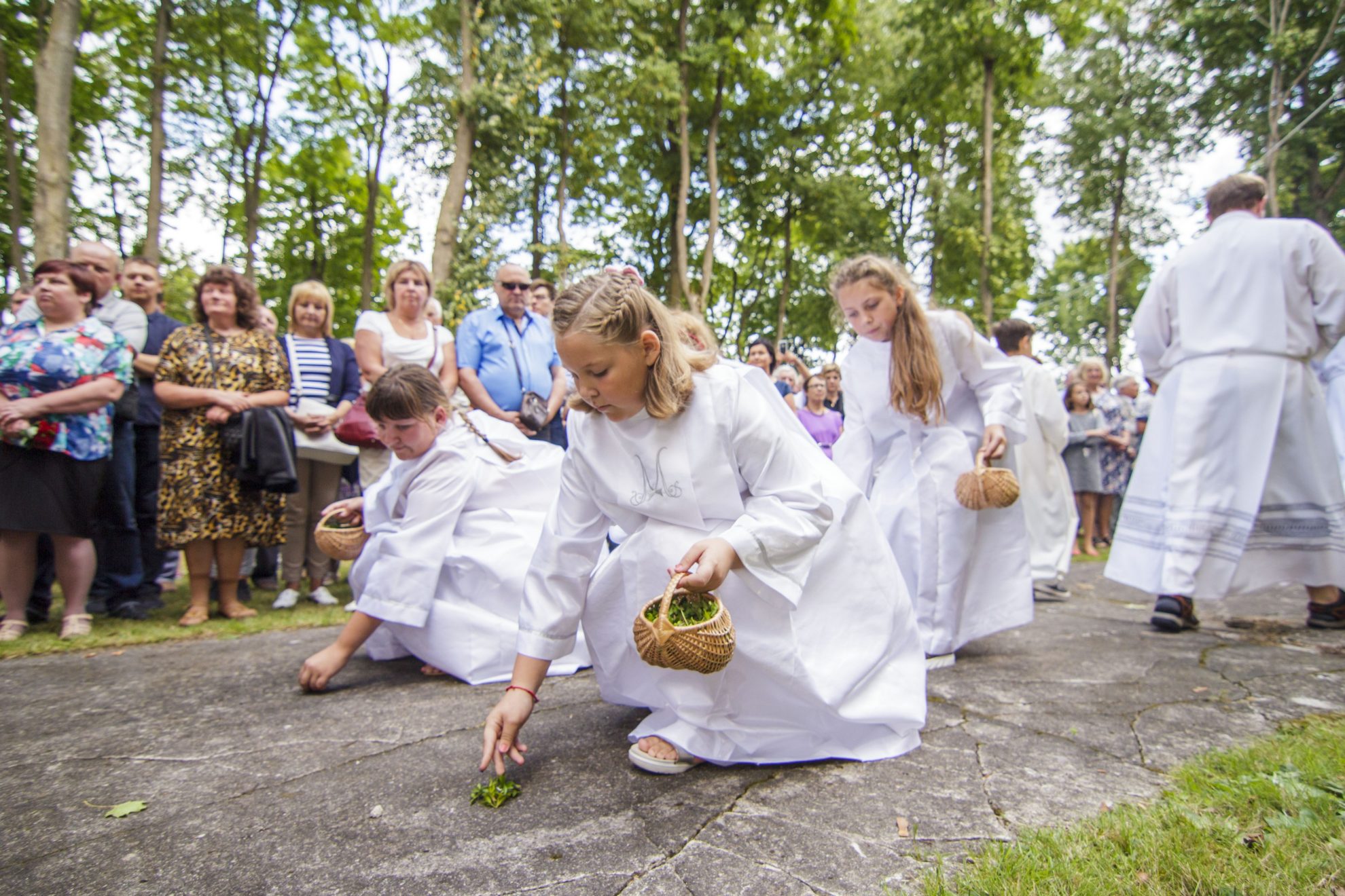 Minios Lietuvos tikinčiųjų šiandieną švenčia Žolinę – Švč. Mergelės Marijos dangun ėmimo dieną. Tai viena svarbiausių katalikų švenčių, kartu žyminti ir vasaros darbų bei šiltojo šviesos sezono pabaigtuves.