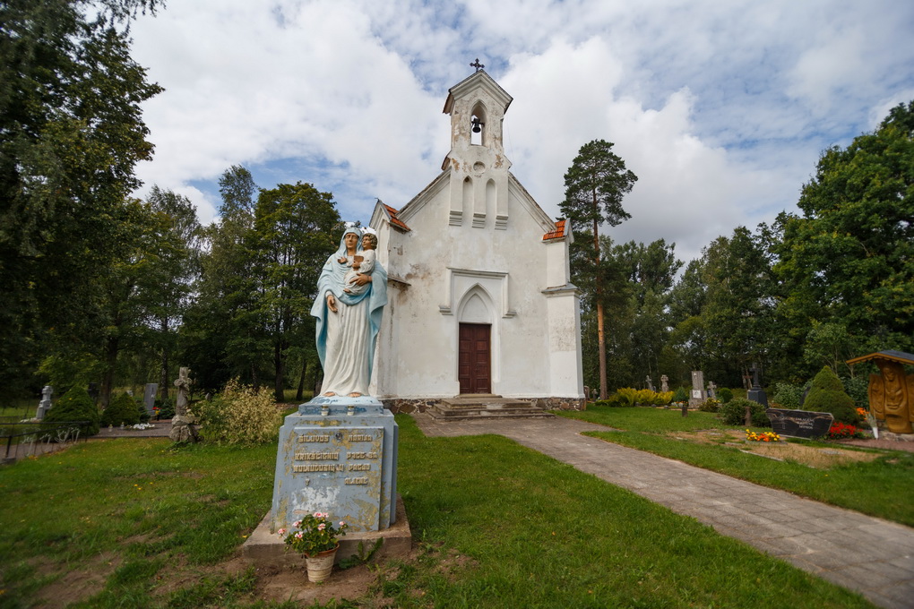 Tarsi vienišas tikėjimo laivas viduryje laukų stūksanti akmeninė Velykių bažnyčia per pamaldas sukviečia būrius tikinčiųjų iš viso krašto.