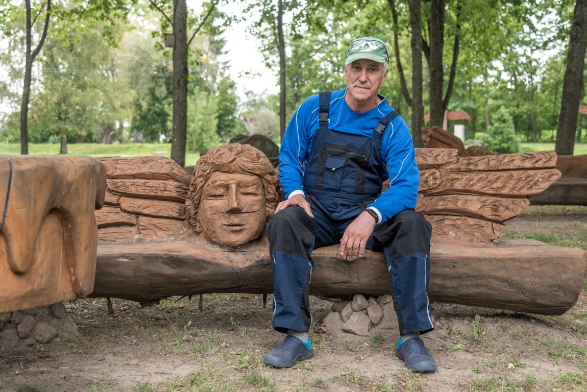 Medžio drožėjų trauka pasižyminčiame Rokiškyje vėl kaukši tautodailininkų kaltai. Po penkerių metų pertraukos čia vykstančiame tarptautiniame medžio drožėjų plenere „Improvizacijos Liongino Šepkos gyvenimo ir kūrybos temomis“, skirtame šio ypatingo talento kūrėjo atminimui įamžinti, kartu su dar dešimčia menininkų iš Lietuvos, Latvijos ir Baltarusijos drožybos amato vingrybes atskleis ir miežiškėnas Eduardas Titas.