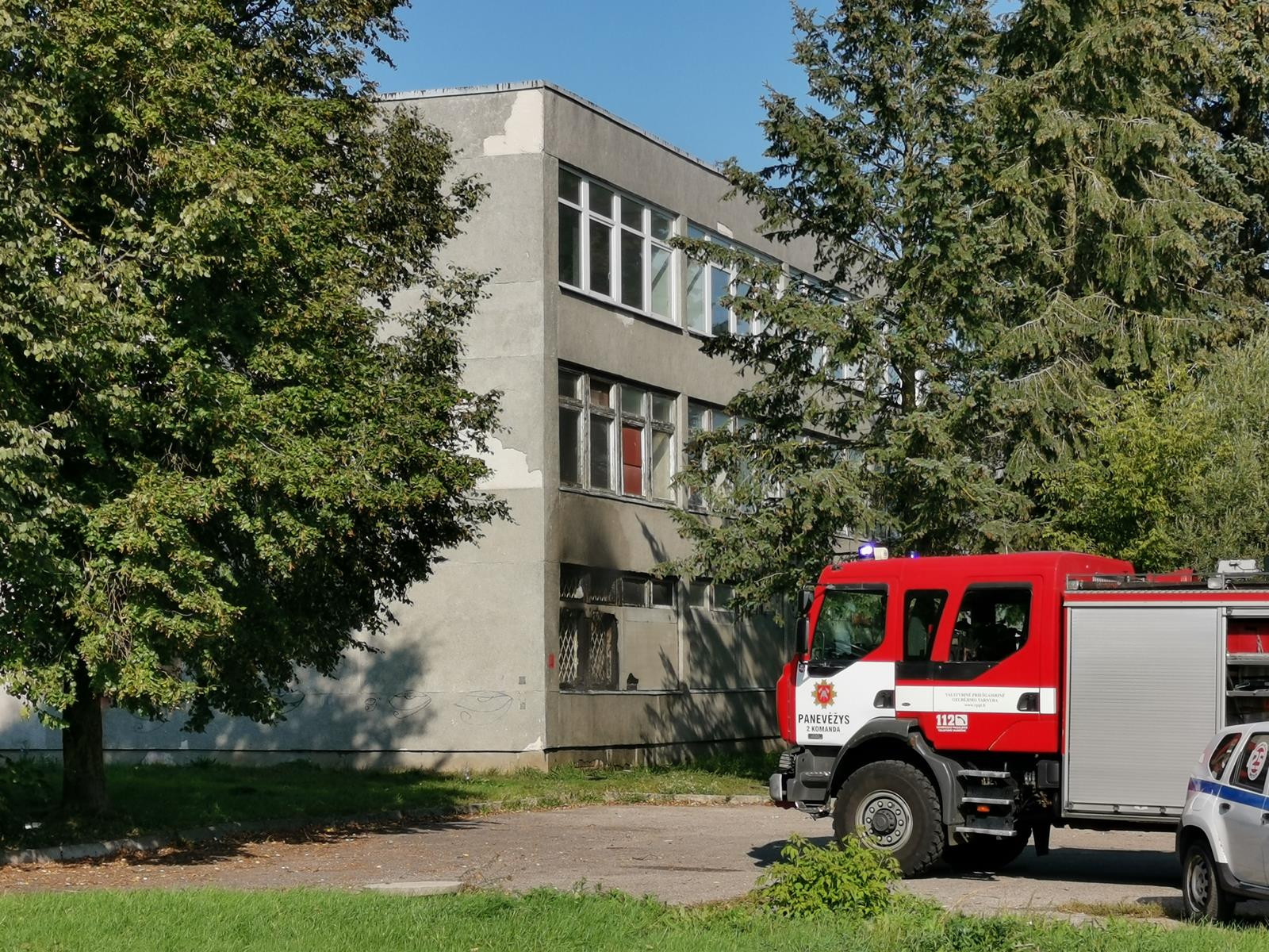 Trečiadienį, 10.33 val. Bendrajame pagalbos centre skubios pagalbos tarnybų telefono numeriu 112 gautas pranešimas apie tai, kad Panevėžio m. sav., Panevėžys, Staniūnų g. 80 dega atvira liepsna sandėlys su prekėmis.