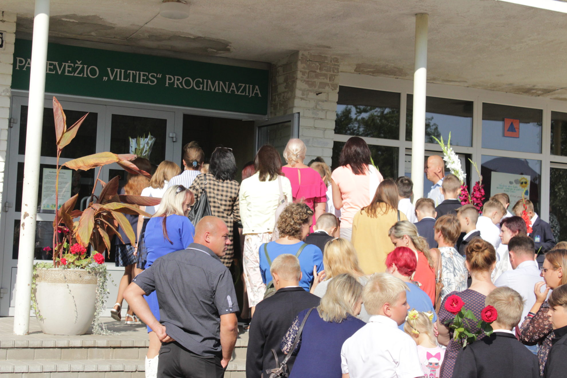 Kilusį ažiotažą dėl rekonstruojamos Panevėžio „Vilties“ progimnazijos pradinukų perkėlimo šįmet mokytis į Saugusiųjų ir jaunimo mokymo centrą bando švelninti pati mokykla, jau nuo šiandien organizuodama mažųjų nuvežimą į Šiaulių gatvę ir parvežimą.