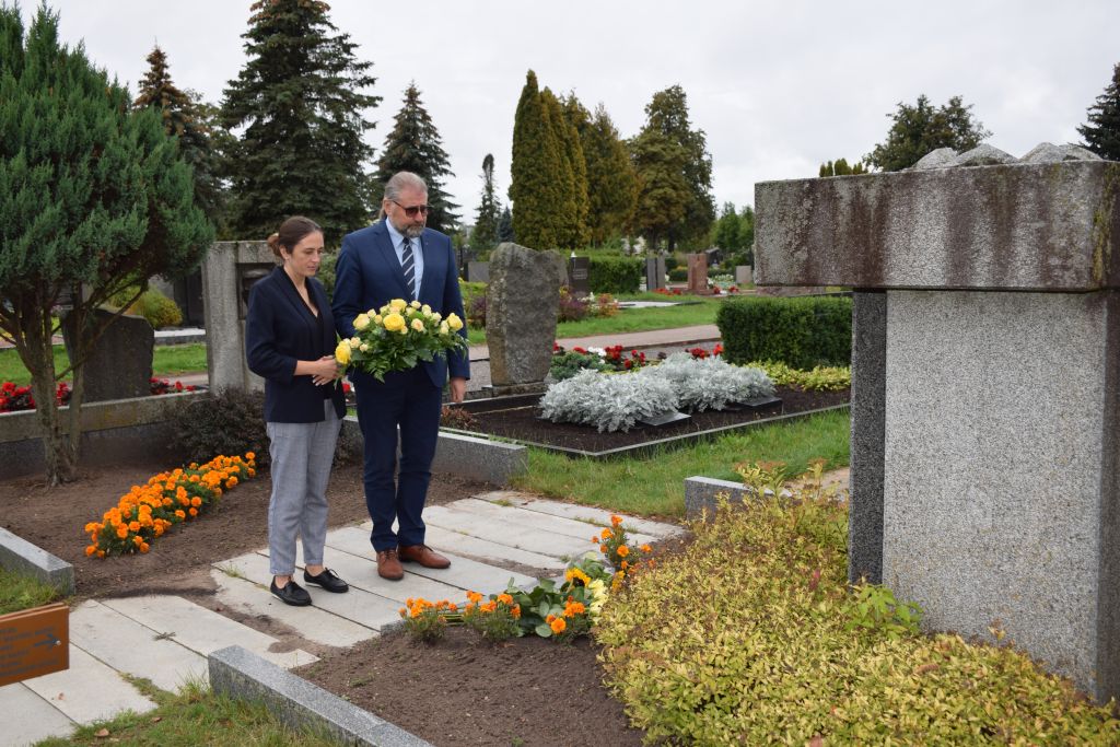 Šiandien Panevėžio miesto meras Rytis Račkauskas ir savivaldybės administracijos Kultūros skyriaus vedėja Asta Čeponienė gimtadienio proga padėjo gėlių ant Panevėžio miesto Garbės piliečio Juozo Miltinio kapo.