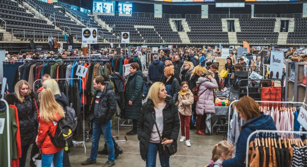 Ar jau pradėjote ruošti savo spintas šaltajam sezonui? Puikia proga tam taps spalio 6 dieną Panevėžį aplankysianti rudeninė mados ir grožio mugė ,,Design for life“. Nemokamas renginys po ,,Cido arenos“ stogu suburs drabužių, grožio priemonių, prekių vaikams, papuošalų, interjero detalių, žvakių, kvepalų ir kt. gamintojus. Nuo 10 iki 17 arenoje lauks šimtai gamintojų, o pirmieji lankytojai dovanų gaus – žurnalus.