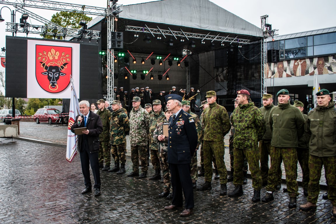 Azarto, energijos ir geros nuotaikos netrūko jau devynioliktą kartą surengtose Lietuvos kariuomenės rezervo karių asociacijos (LKRKA) sporto žaidynėse. Jos šiemet vyko Pasvalyje, švenčiant šio miesto gimtadienį.