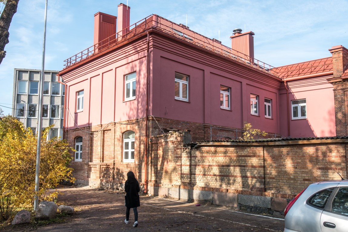 Netikėtumai jaukia Panevėžio kraštotyros muziejaus ir jį atnaujinančių statybininkų planus. Dar iki paskutinės šių metų dienos planavęs užbaigti milžinišką rekonstrukciją, dabar muziejus lankytojams duris atverti žada tik kitų metų liepą.