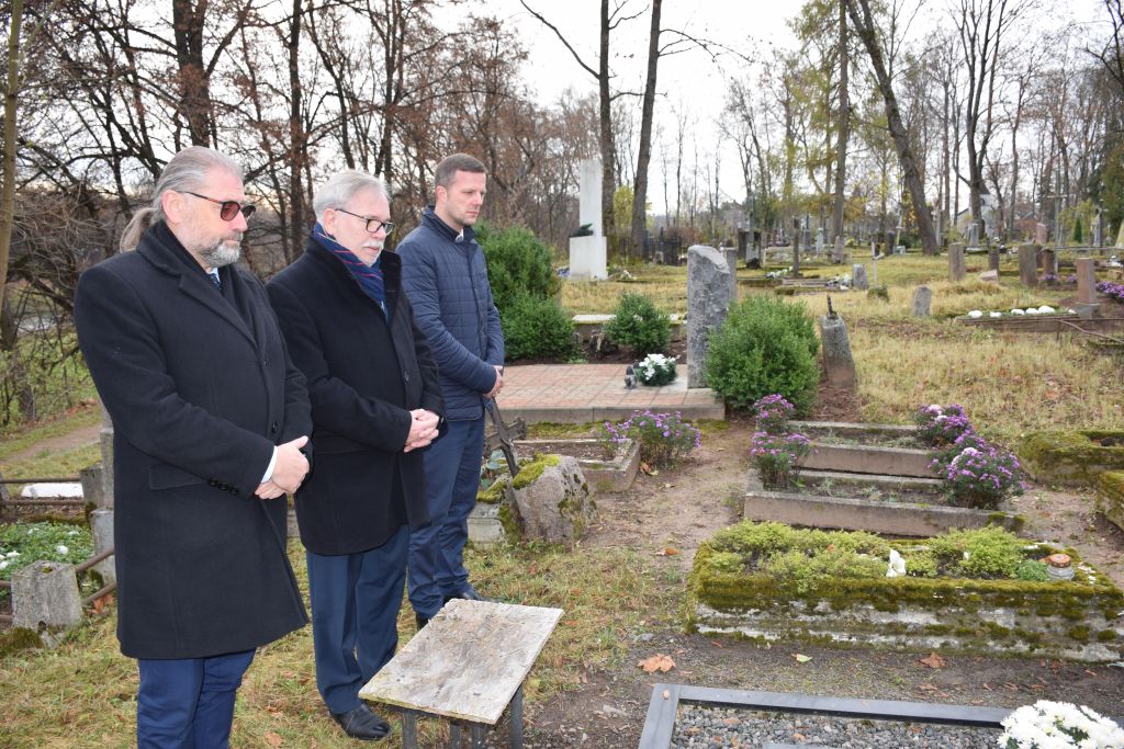 Šiandien, Panevėžio miesto meras Rytis Račkauskas, mero pavaduotojai Valdemaras Jakštas ir Deividas Labanavičius aplankė žuvusiųjų už Lietuvos laisvę bei nusipelniusių miestui žmonių amžinojo poilsio vietas. Ant kapų buvo padėtos gėlių puokštės, uždegtos žvakutės.