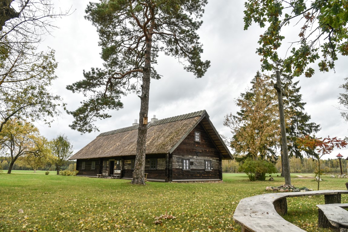 Už šimtatūkstantinę sumą iš valstybės iždo kadaise sutvarkyta paskutinio nepriklausomos Lietuvos užsienio reikalų ministro Juozo Urbšio vaikystės sodyba Panevėžio rajone – it karšta bulvė. Vos kelių šimtų lankytojų per metus sulaukiantį kultūros paveldo objektą dabartinė jo šeimininkė G. Petkevičaitės-Bitės biblioteka siūlo perimti Panevėžio rajono savivaldybei. Šioji tokiam sandoriui ryžtųsi su išlyga – jei Kultūros ministerija duotų lėšų kol kas turistams ne itin įdomios sodybos priežiūrai.