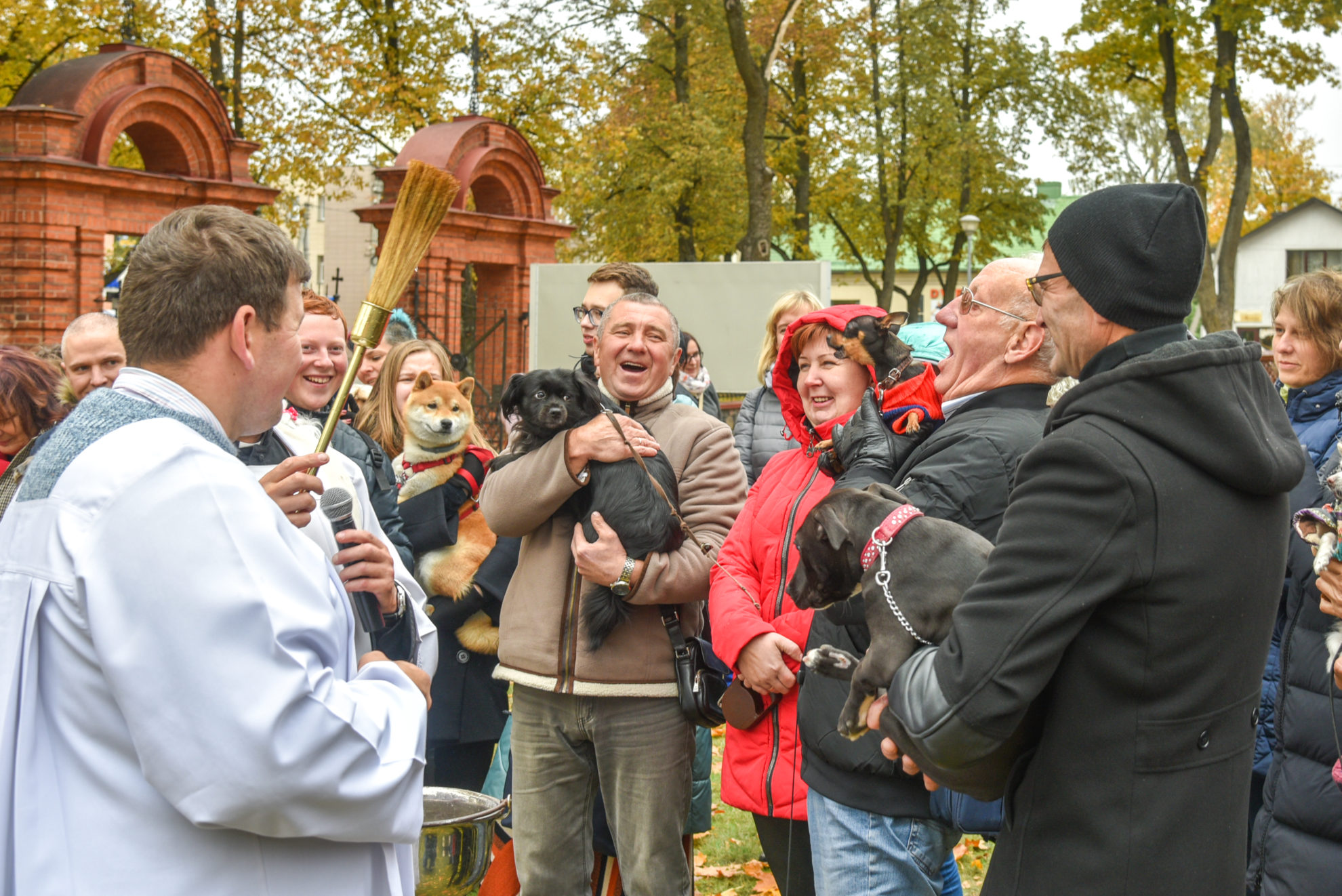 Panevėžio Šv. Apaštalų Petro ir Povilo bažnyčios šventoriuje šiandien po vidurdienio tikinčiųjų maldas pakeitė šunų , kačių ir net šinčilų šėlionės.