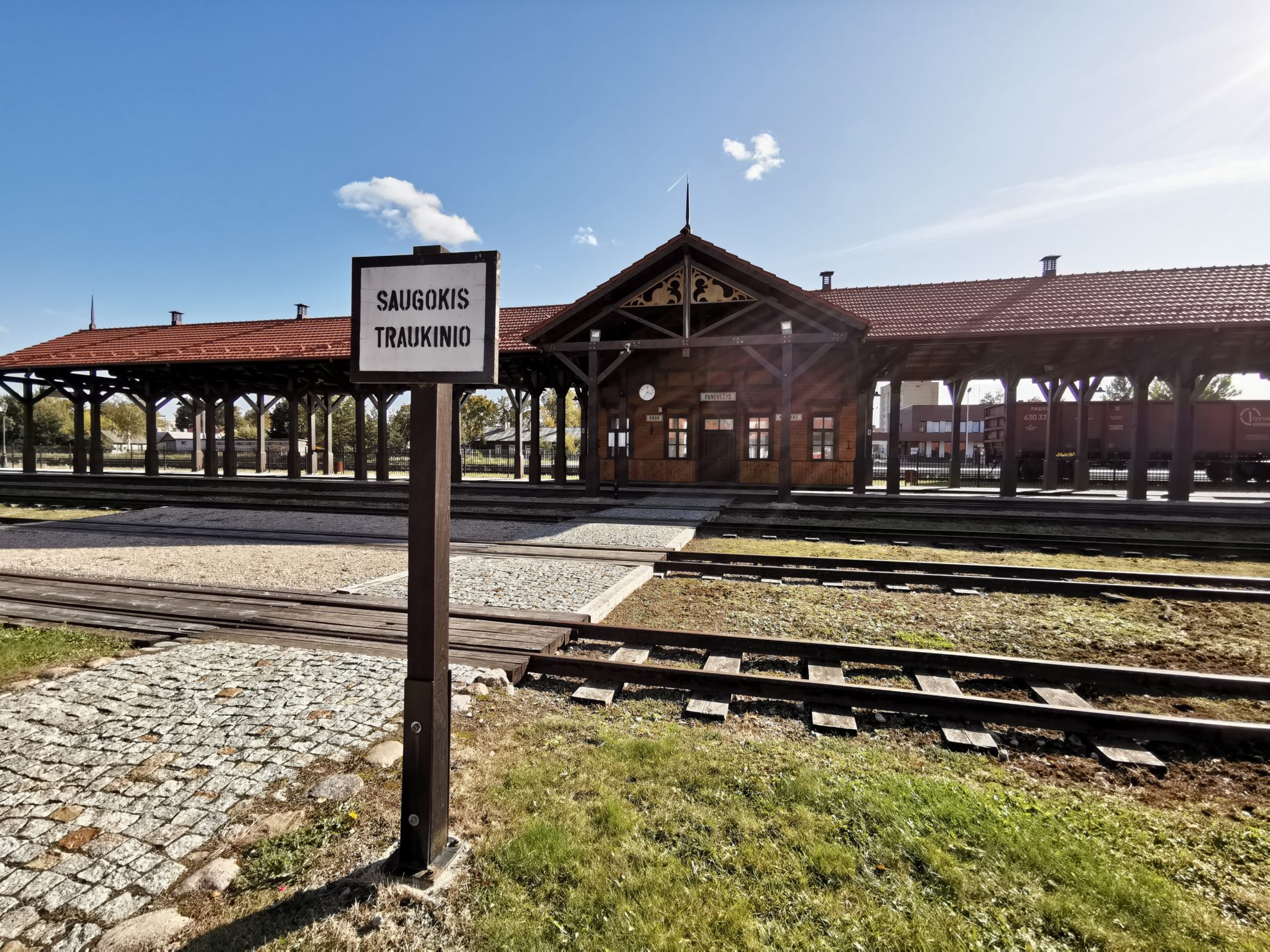 Panevėžio apygardos teisme pirmadienį pagaliau turėjo būti atversta skandalingoji „siauruko“ byla, kur buvęs įstaigos „Aukštaitijos siaurasis geležinkelis“ vadovas Vismantas Užalinskas kaltinamas didelės vertės svetimo turto pasisavinimu, apgaulingu apskaitos tvarkymu ir dokumentų klastojimu.