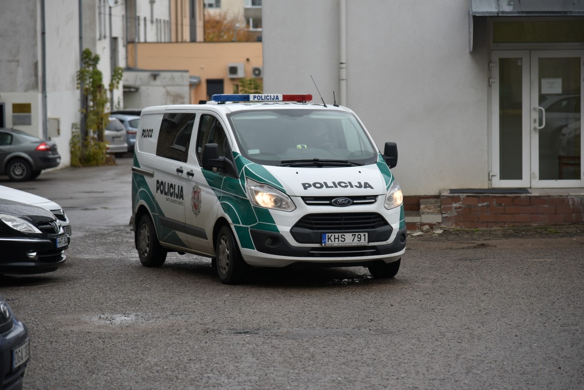 Neblaivaus rokiškėno kelionė baigėsi sudaužytu policijos automobiliu ir didžiuliais nuostoliais.