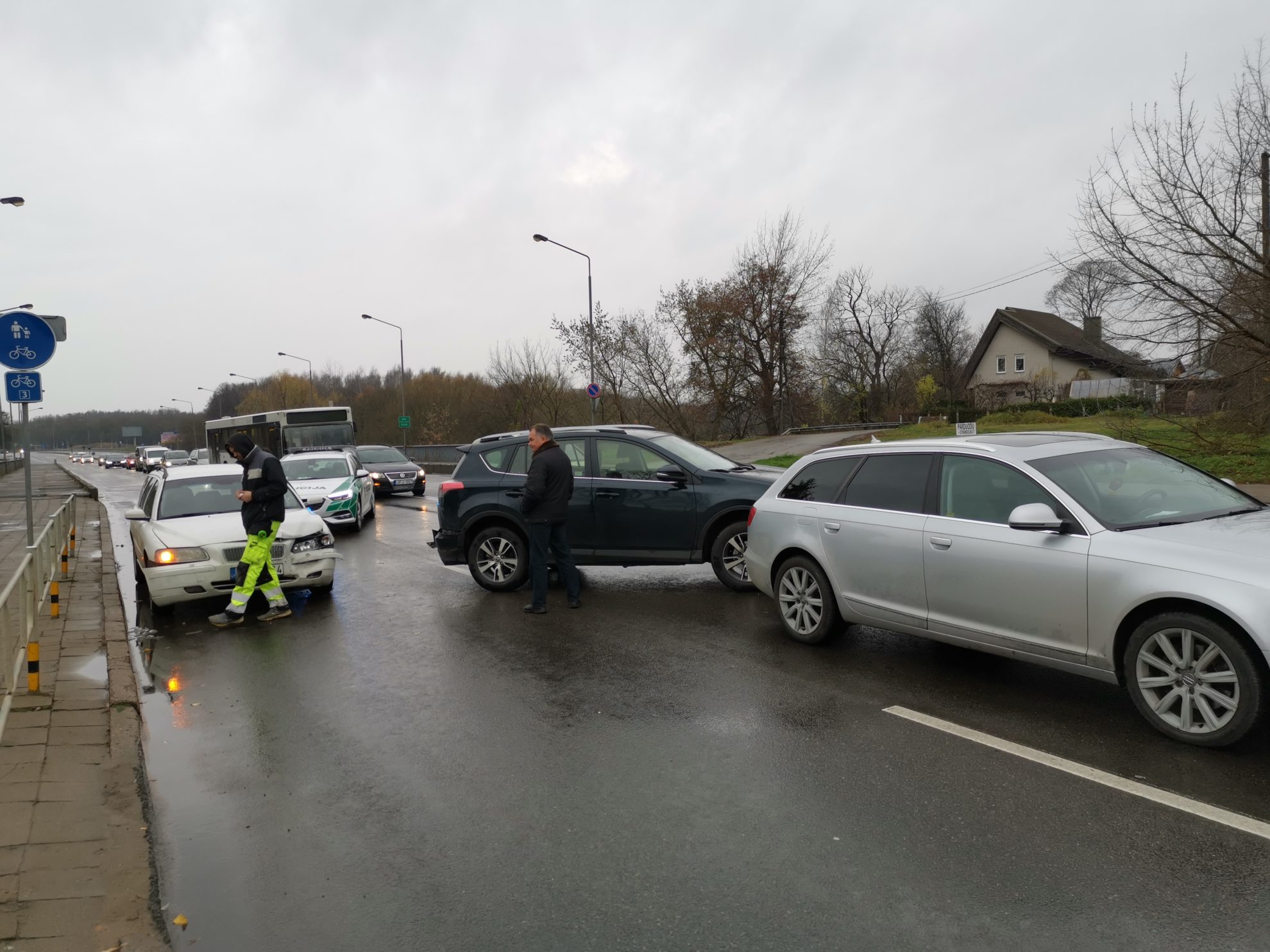 Vieną judriausių Panevėžyje Nemuno gatvių antradienio rytą užkimšo dėl eismo įvykio susidariusios spūstys.