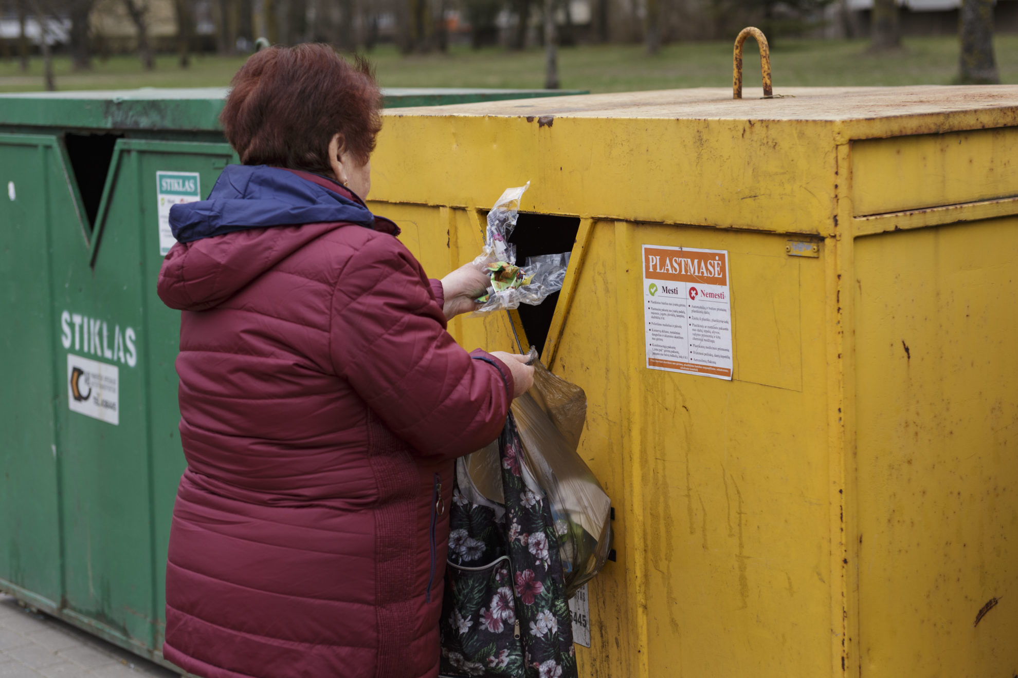 Nauja atliekų skaičiavimo metodika Panevėžyje galioja jau beveik trejus metus, tačiau kai kuriuos panevėžiečius gavus sąskaitas ištinka šokas. Pensininkė Janina Dargužienė, pagal atliekų išvežimo normas privalanti per metus išvežti šešis konteinerius atliekų, bet sąskaitas gaudavusi kas mėnesį ir jų nemokėjusi, patyrė, kad su vežėjais geriau nežaisti. Kurį laiką panevėžietė, jausdama neteisybę, sąskaitų nemokėjo, tad dabar į duris jau beldžiasi antstoliai.