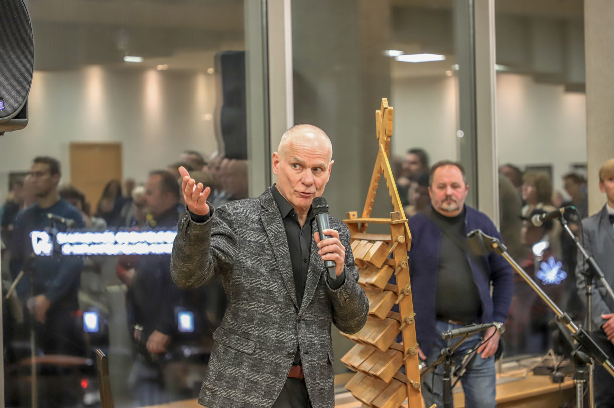 Panevėžio Juozo Miltinio dramos teatre atidaryta fotomenininko Valentino Pečinino paroda „Skrendantis Panevėžys – atgal į dabartį“.