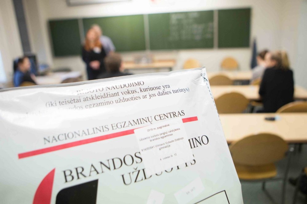 Abiturientai jau pasirinko, kokius laikys brandos egzaminus. Jų sprendimas nustebino švietimo specialistus: gerokai sumažėjo matematikos egzamino, reikalingo pretenduojant į valstybės finansuojamas studijas, populiarumas. Stebėtinai mažai besirenka laikyti ir istorijos egzaminą.