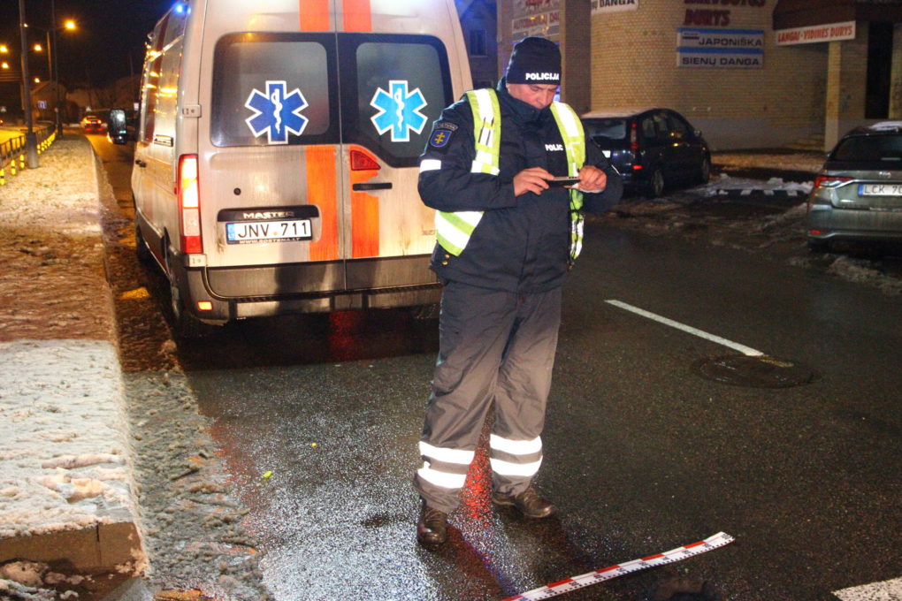 Stojus žiemiškiems orams, Panevėžio gatvėse pasipylė avarijos. Pirmadienio vakarą net per dvi avarijas žmonės sunkiai sužaloti.