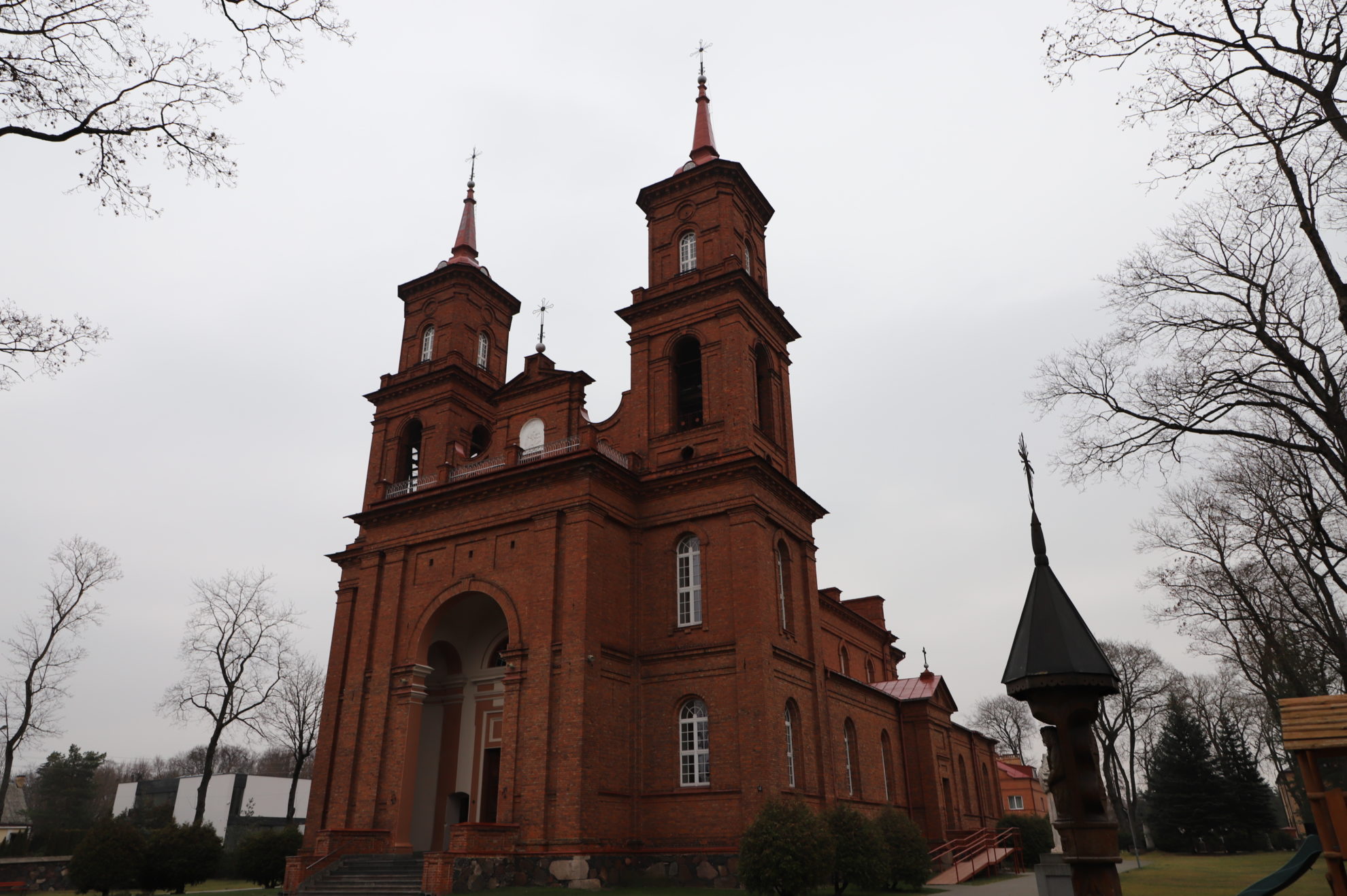 Artėjant gražiausioms metų šventėms Panevėžio tikintieji sulaukė neeilinės dovanos. Jau šeštadienio vakarą į Šv. apaštalų Petro ir Povilo bažnyčią atvežamos palaimintojo Teofiliaus Matulionio relikvijos – kūno dalys. Čia pabuvusios savaitę, jos apkeliaus miesto bažnyčias.