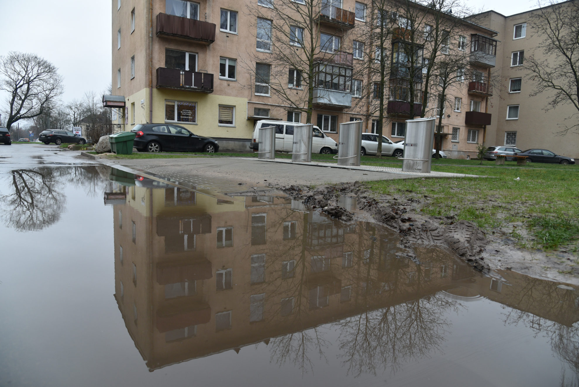 Įrengęs požeminius atliekų konteinerius, Panevėžys žengė žingsnį artyn modernaus miesto. Visgi kai kuriems panevėžiečiams prie tokių konteinerių eiti tenka per kliūtis.