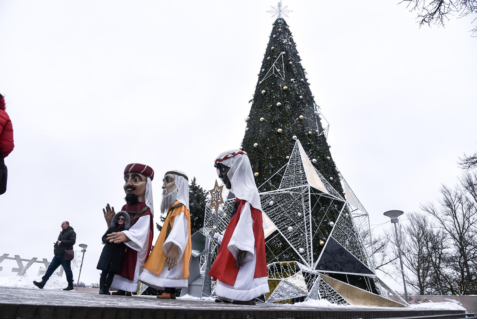 Žiemos švenčių maratoną užbaigė Trys karaliai. Per Panevėžio centrą sausio 6-ąją tradiciškai pražingsniavo įspūdingo dydžio trys išminčiai – Kasparas, Melchioras (Merkelis) ir Baltazaras, linkėdami panevėžiečiams gerovės.