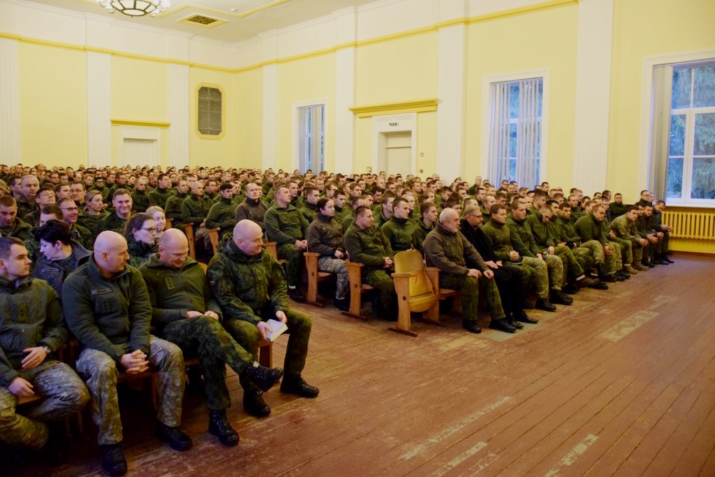 Šiandien Panevėžyje Laisvės gynėjų dienos minėjimas prasidėjo akcija „Atmintis gyva, nes liudija“ – languose uždegtos atminimo žvakutės žuvusiems už mūsų laisvę.