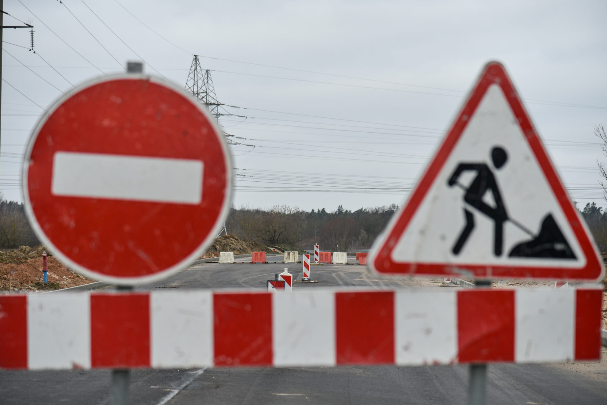 Kilęs ažiotažas dėl drastiškai savivaldybėms apkarpomų valstybės lėšų vietinės reikšmės keliams prižiūrėti regionus varo į neviltį, bet Susisiekimo ministerija nemato reikalo jų raminti. Šioji paskutinę minutę atšaukė šią savaitę Savivaldybių asociacijos planuotą susitikimą su ministru Jaroslavu Narkevičiumi. Savivaldybių asociacija įspėja, kad situacija dėl savivaldybėms šiems metams numatytų lėšų keliams prižiūrėti – kritiška. Giliausios duobės gatvėse gresia Panevėžiui.