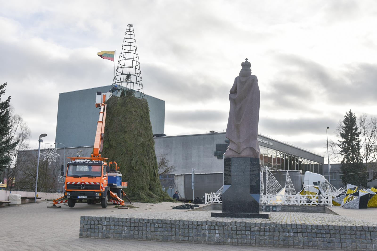 Panevėžys užbaigė naujametį laikotarpį. Pirmadienį nupuošta miesto centre švytėjusi Kalėdų eglė.