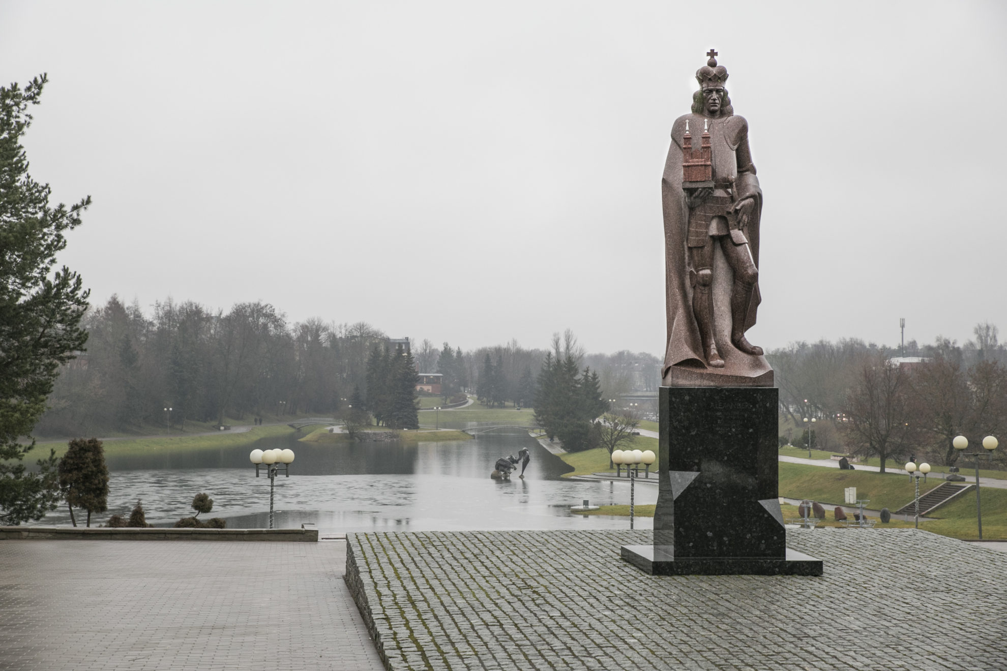 Specialiųjų tyrimų tarnybos Panevėžio valdybos pareigūnams – karštos dienos viduržiemy. Teismui vietoje prokurorų prašytų trijų mėnesių Panevėžio merą Rytį Račkauską nuo pareigų nušalinus vienam, kol kas iki vasario 20 dienos laiko papildomiems įrodymams surinkti turinti STT metė tinklus itin plačiai.