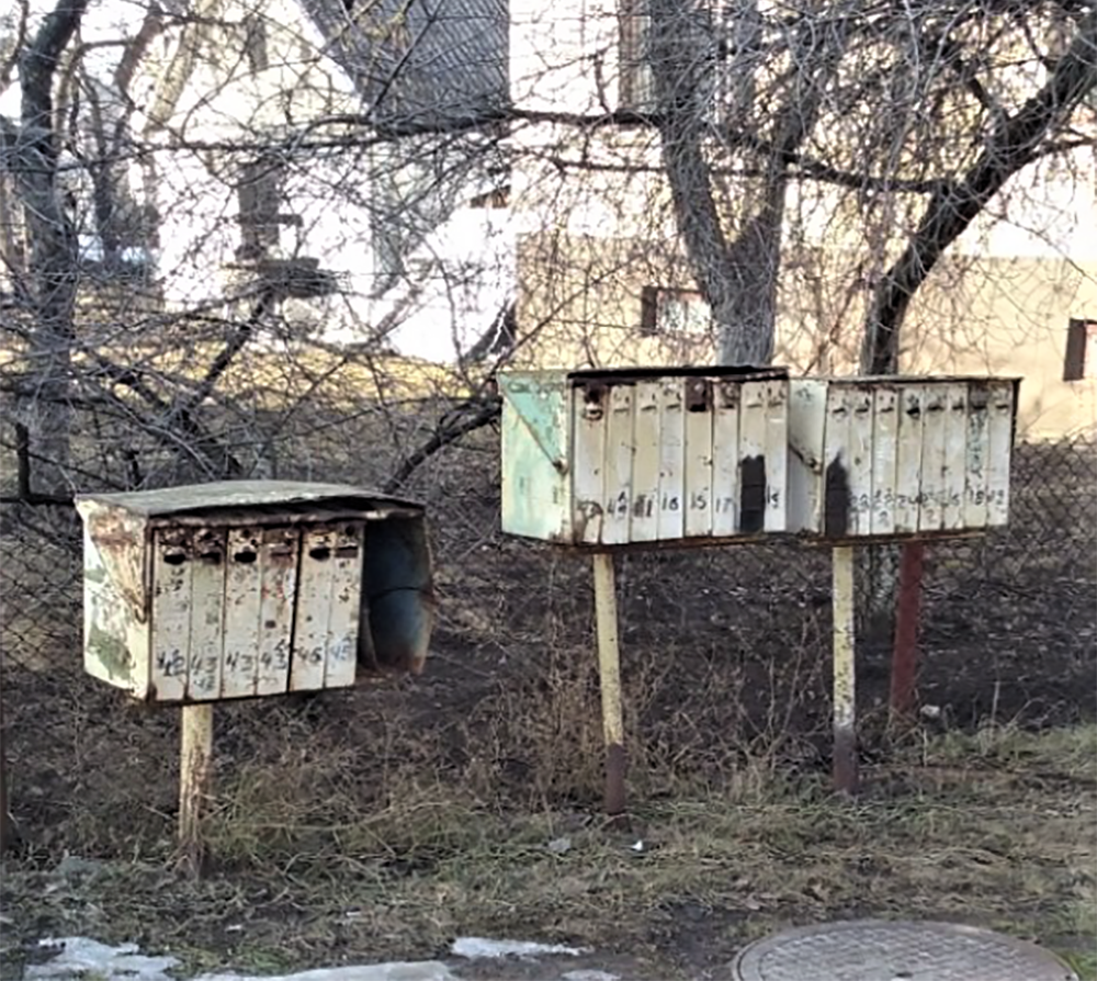 Panevėžio miesto savivaldybė siekia išvalyti miestą nuo jį teršiančių pašto dėžučių blokų. Dažnai tai tiesiog nenaudojami, surūdiję, aplūžę savo laikmetį atgyvenę reliktai.