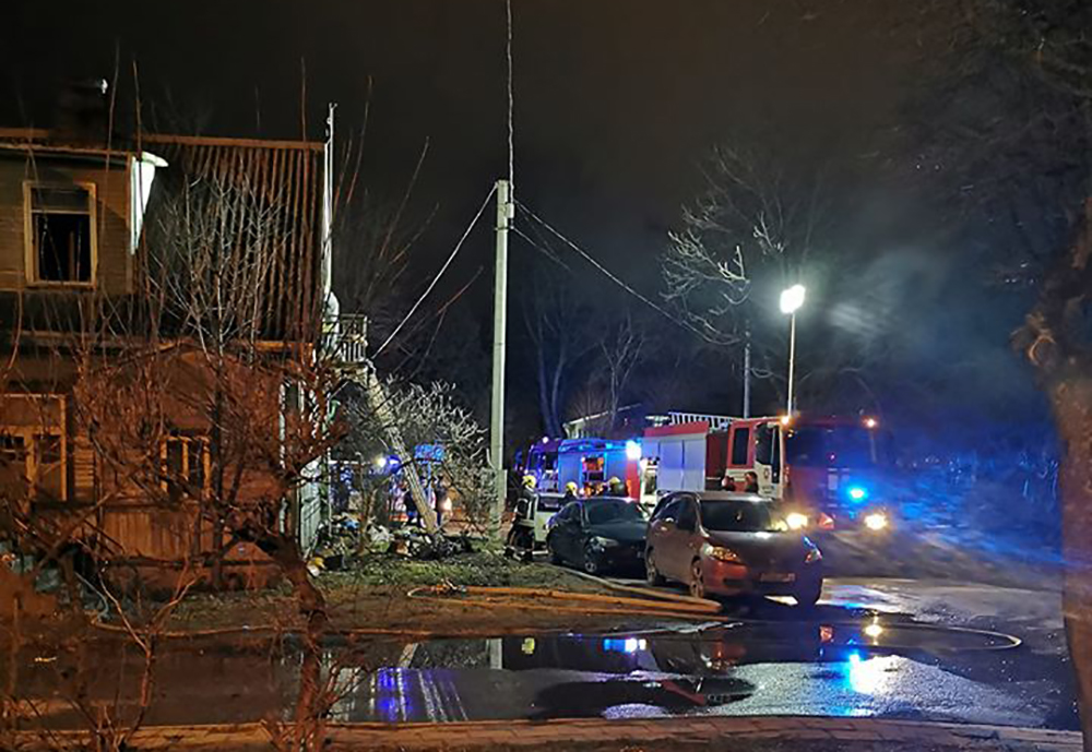 Siaubo kupiną naktį išgyveno vieno Staniūnų gatvėje esančio medinio dviaukščio daugiabučio gyventojai.