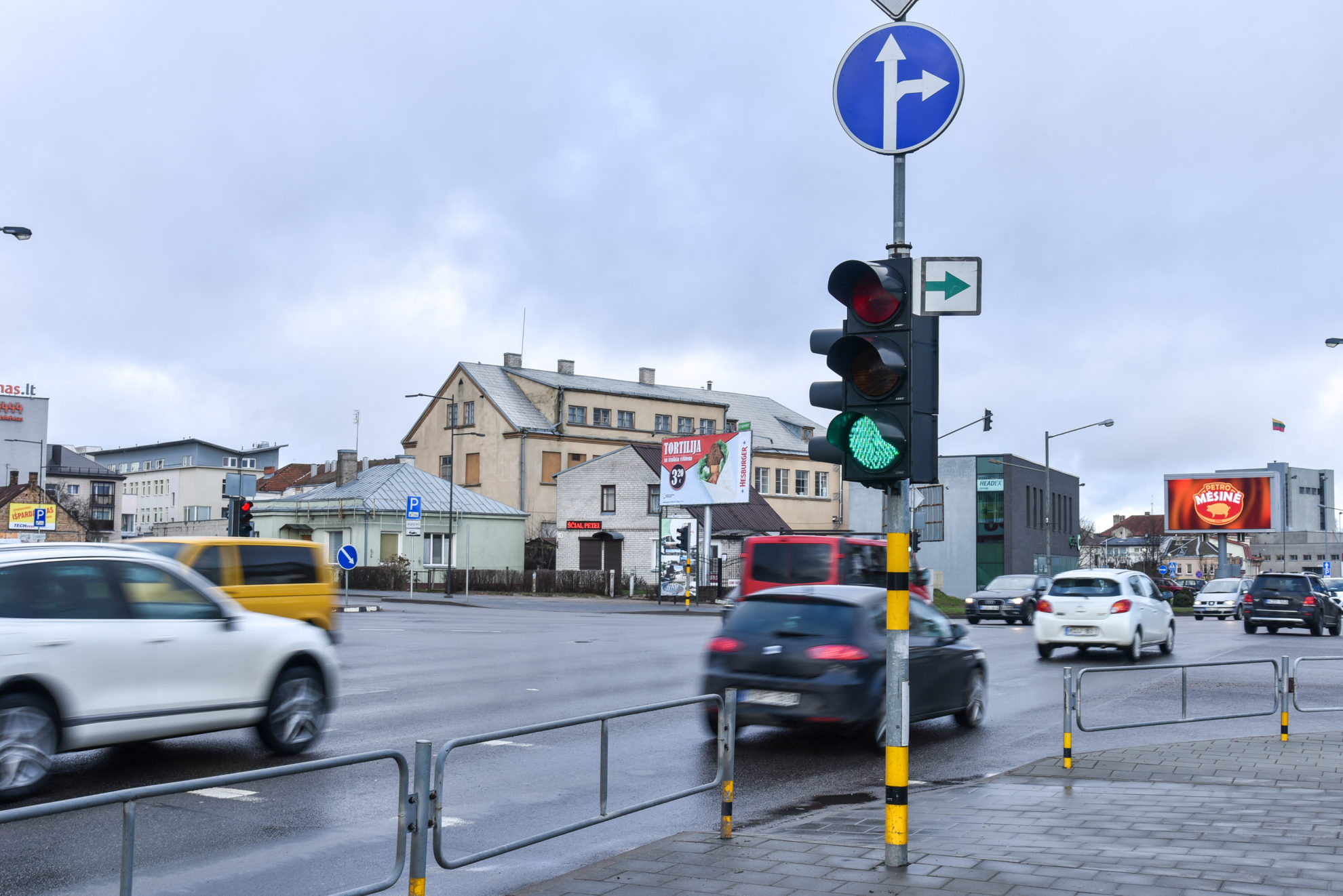 Panevėžys surizikavo į sankryžas grąžinti žaliąsias rodykles, leidžiančias sukti į dešinę, be Transporto kompetencijų agentūros pritarimo.