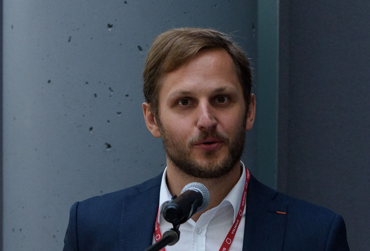 Trys broliai – viena velniškos sėkmės istorija. Iš Panevėžio kilę broliai Augustinas, Kristijonas ir Dominykas Vizbarai ne tik sau, bet ir kitiems įrodė, jog tikslūs lyg šachmatuose ėjimai, mokslai ir žinių troškimas gali atnešti neišmatuojamą naudą. Šiandien jie visi trys dirba pačių įkurtoje, analogų Lietuvoje neturinčioje, užtikrintai pirmyn žengiančioje aukštųjų technologijų įmonėje ir sako, jog norint kažką pasiekti – svarbu atrasti sritį, kuri skatina smalsumą.