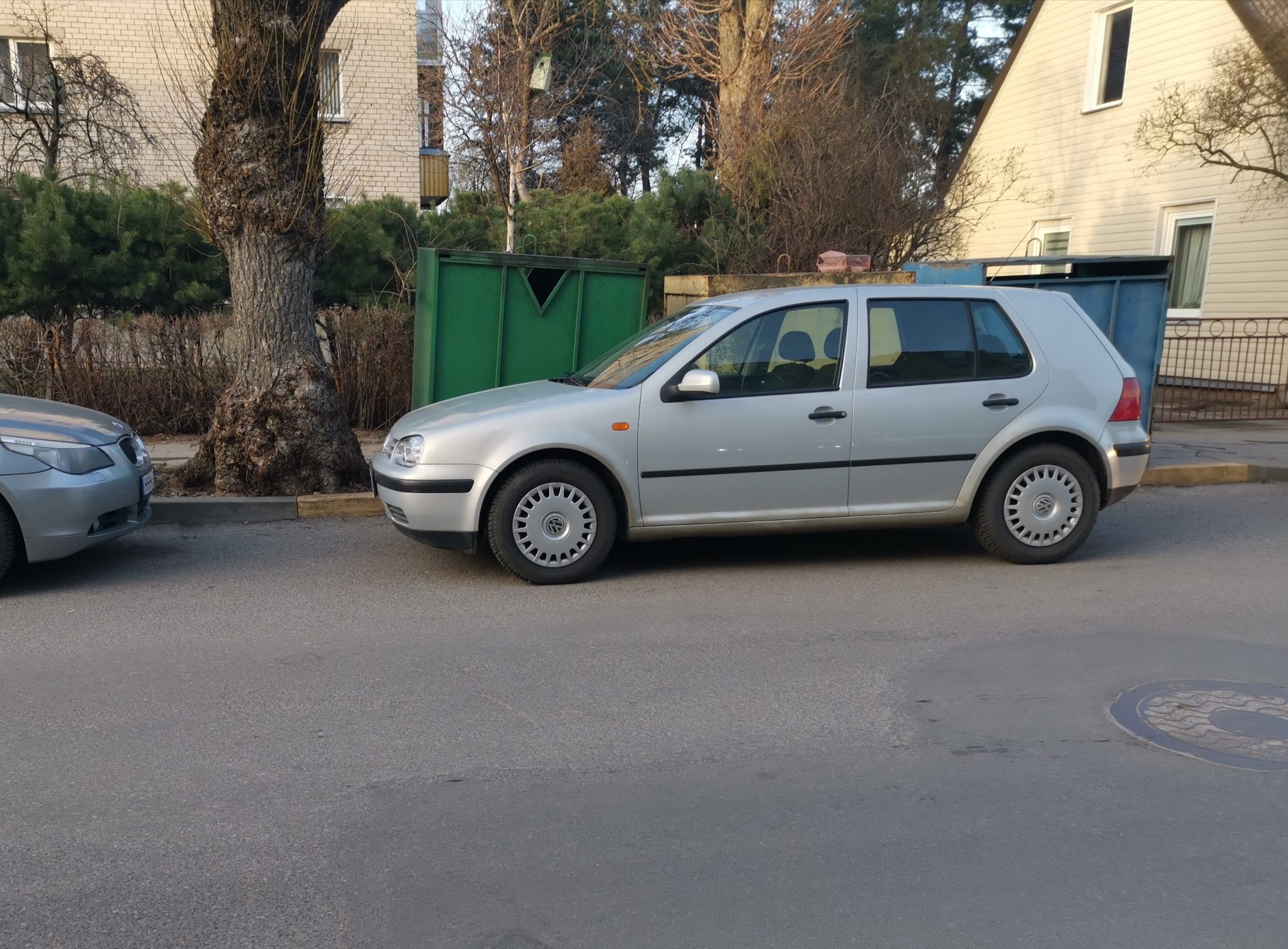 Vilniui surengus akciją įžūlius vairuotojus, ne vietoje paliekančius automobilius, tramdyti nutempiant jų transporto priemones, netrukus Seime atsirado siūlymas tokią teisę suteikti visoms savivaldybėms. Sostinės valdžia ėmėsi bandomosios akcijos ir Kelių eismo taisyklių nepaisančius vairuotojus pamokė nuveždama jų automobilius. Tam į pagalbą buvo pasitelkti policijos pareigūnai, nes pati Savivaldybė tokios teisės neturi – tegali išrašyti simbolinę baudą.