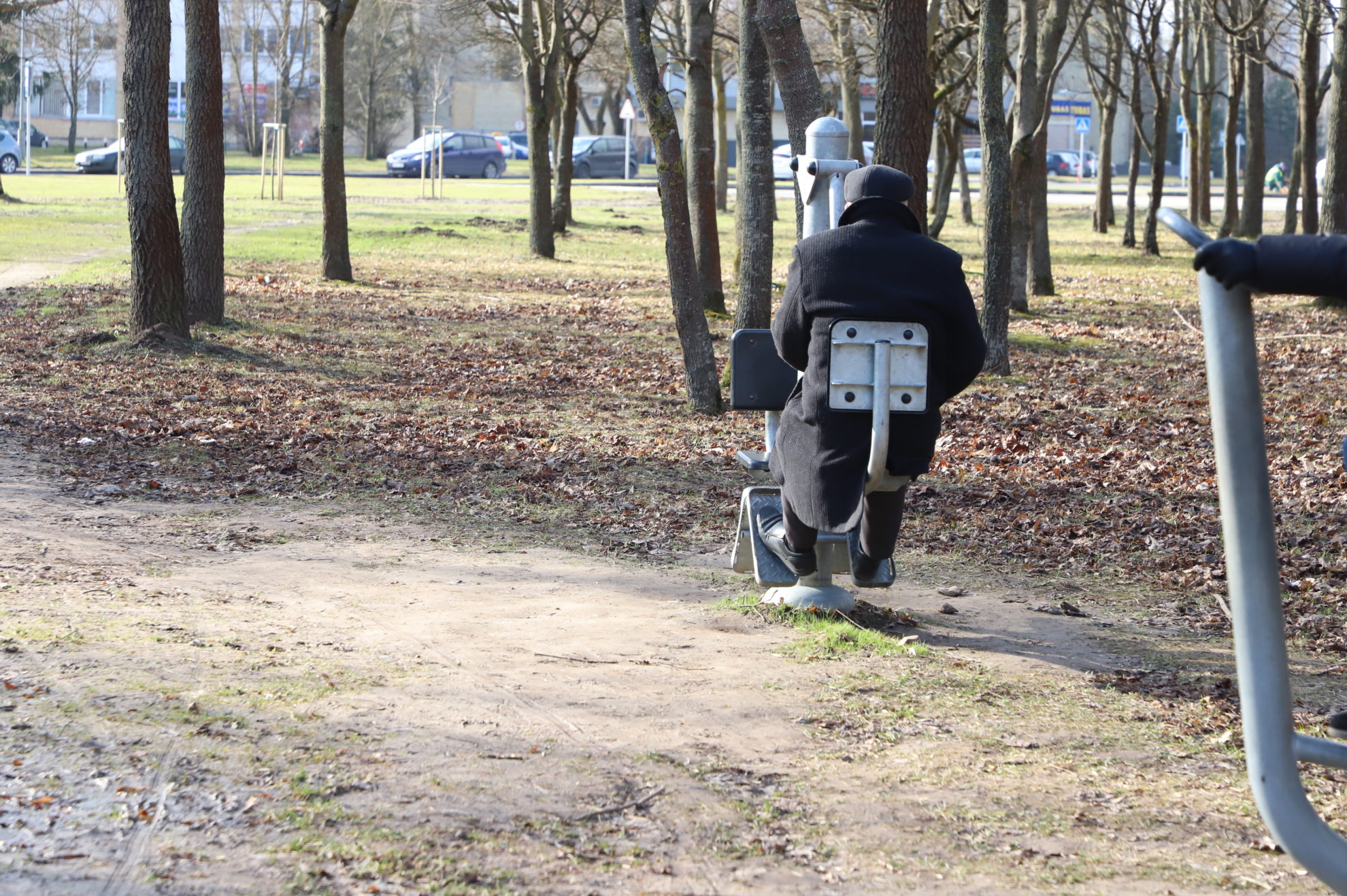 Sunkiai vaikštanti, bet ligai nepasiduodanti panevėžietė Egidija nuliūdo, kai vieną dieną užsukusi į atnaujintą Kultūros ir poilsio parką, senjorų bei neįgaliųjų pamėgtus senuosius lauko treniruoklius rado perkeltus į purvynę ir išklibusius. Savivaldybės atstovas ramina, jog darbai nebaigti – šios sporto oazės aplinka bus sutvarkyta vos tik leis orai. Žmones su negalia vienijančios draugijos vadovas pastebi, kad Panevėžyje, ir ne tik parkuose, neįgaliesiems daugėja vietų sportuoti.