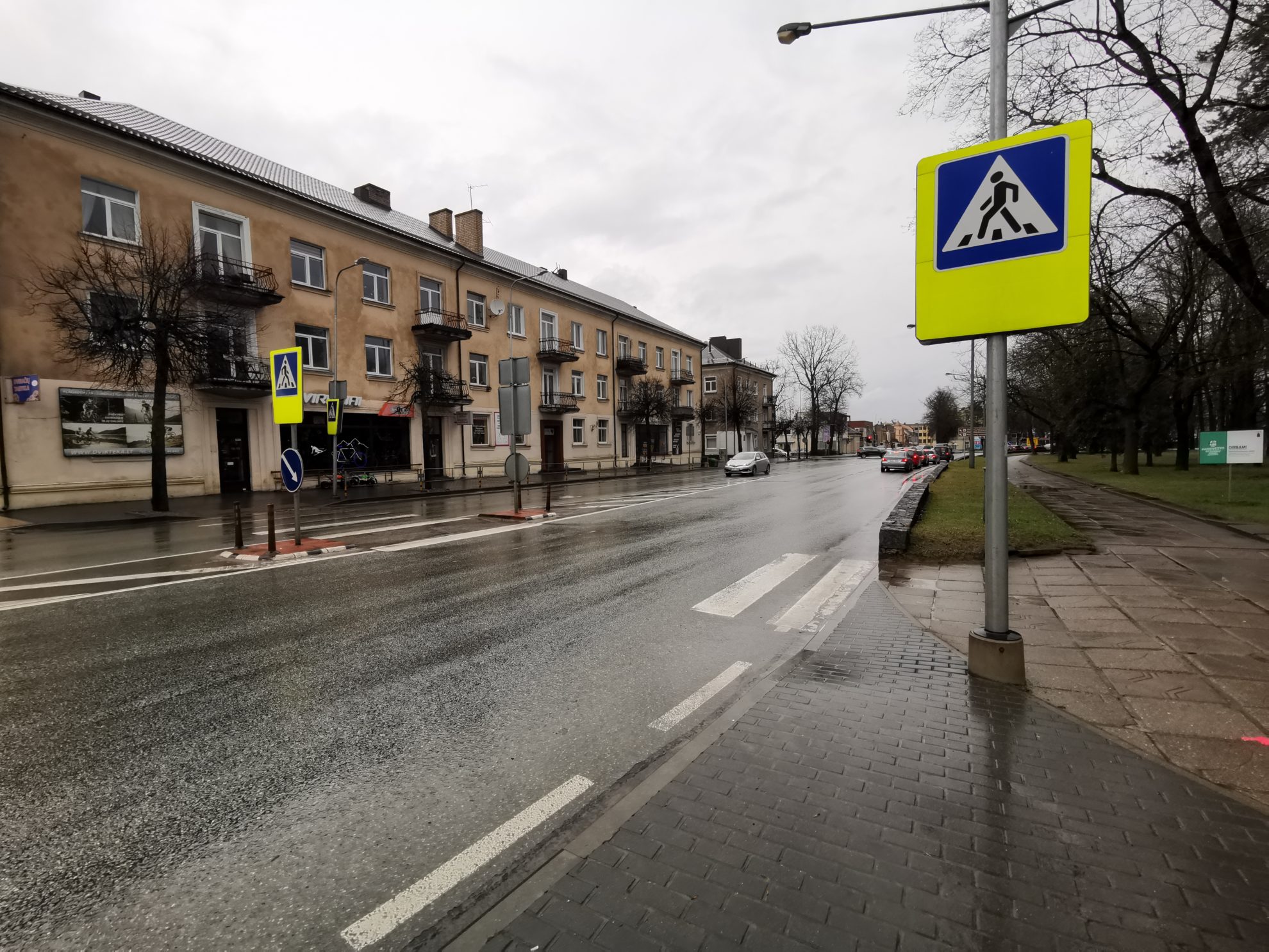 Per pirmus du šių metų mėnesius Panevėžio pėsčiųjų perėjose žmonių sužeista tiek, kiek pernai per visą pusmetį. Policija tikina, kad mieste vairuotojai važinėja neatidžiai, per greitai, o tamsi žiema viską tik dar labiau pablogino. O Savivaldybė konstatuoja, kad tik penktadalis pėsčiųjų perėjų atitinka joms keliamus reikalavimus.