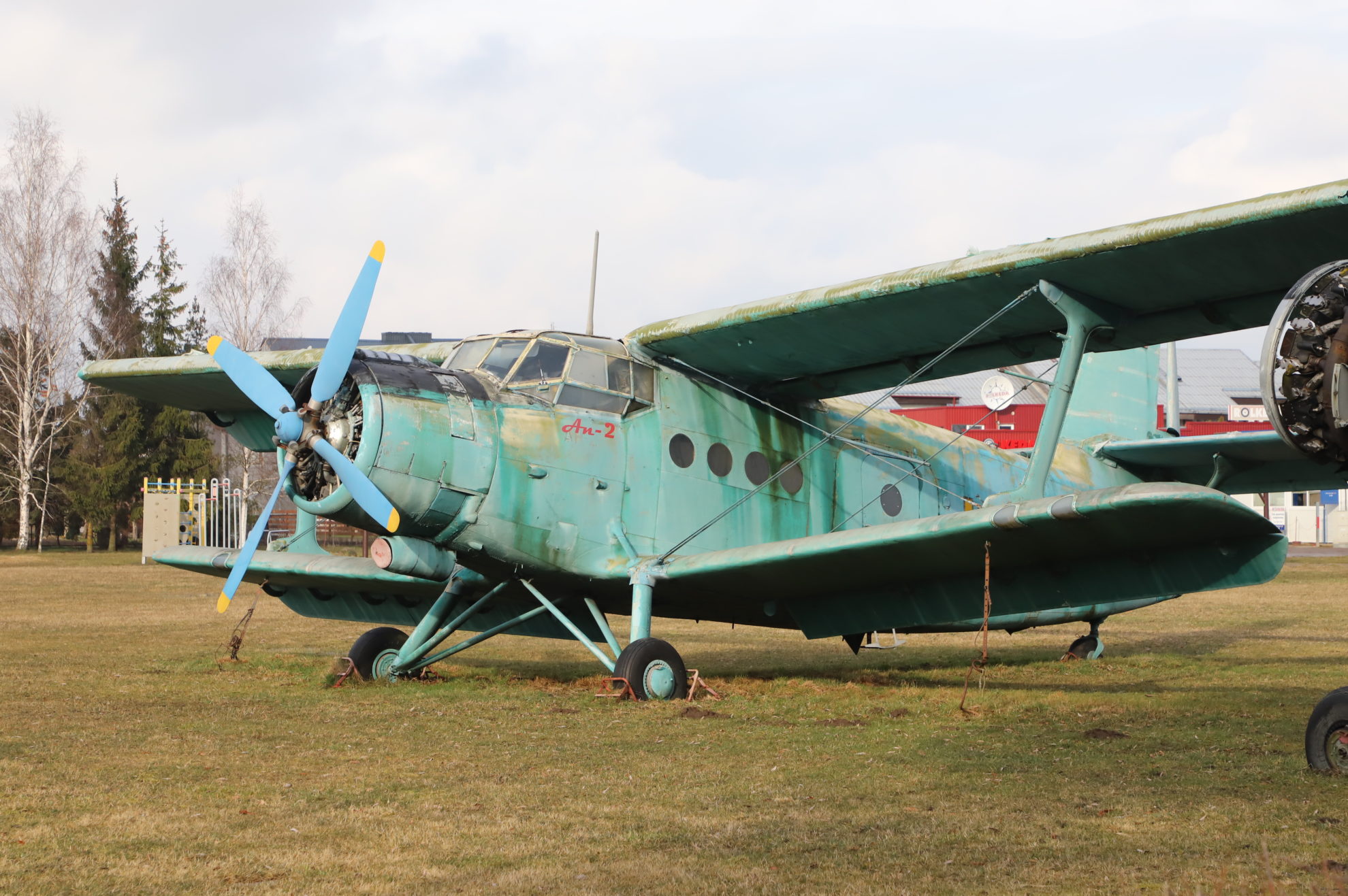 Lietuvos švietimo, mokslo ir sporto ministerija nusprendė, kad sportinės aviacijos aerodromai, išsibarstę visoje Lietuvoje – jai nereikalingas balastas, ir sumąstė šiuos įsiūlyti savivaldybėms. Aeroklubai, išgyvenantys tik iš pačių aviatorių entuziazmo, skambina pavojaus varpais, kad nieko bendro su padangėmis ir skraidymu neturinčios savivaldybės galutinai sužlugdys aviacijos sportą.