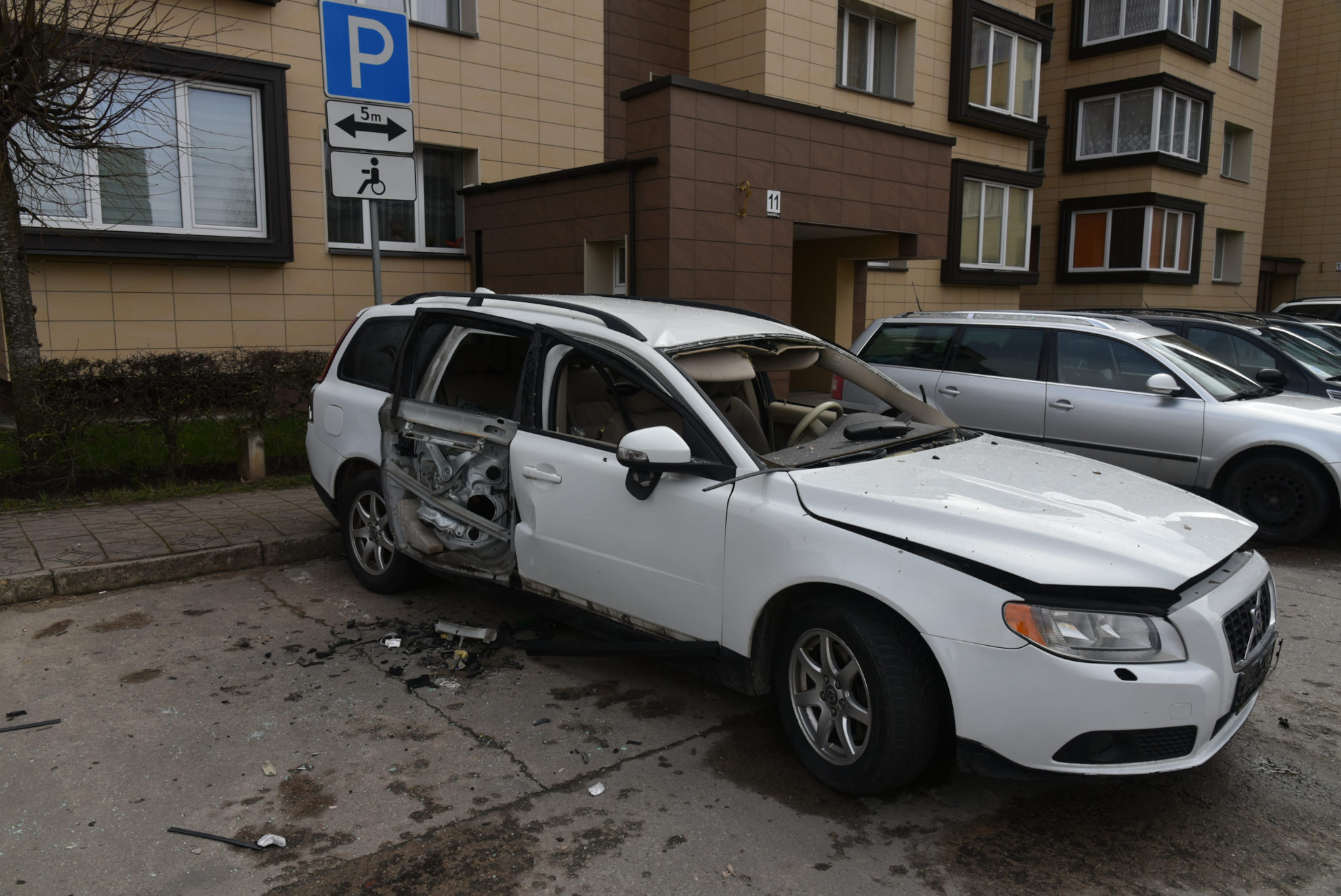 Galingas sprogimas antradienio paryčiais iš lovų išvertė Margirio gatvės gyventojus.