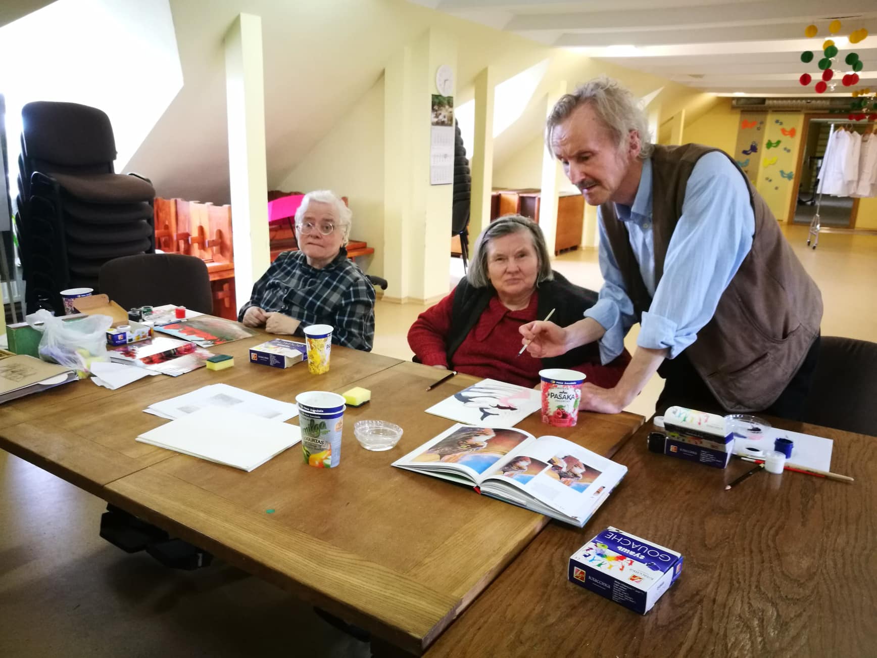 Kai nepriteklius, ligos ar vienatvė tampa nuolatiniu gyvenimo palydovu, šviesos spinduliu švysteli į duris pasibeldęs savanoris. Juos vienijančiose organizacijose Panevėžyje vis dažniau sutinkami senjorai, lankantys turinčiuosius didesnių bėdų nei patys. Savanorystė – geriausi vaistai nuo vienatvės, tvirtina pensinio amžiaus sulaukusieji ar prie jo jau artėjantieji.