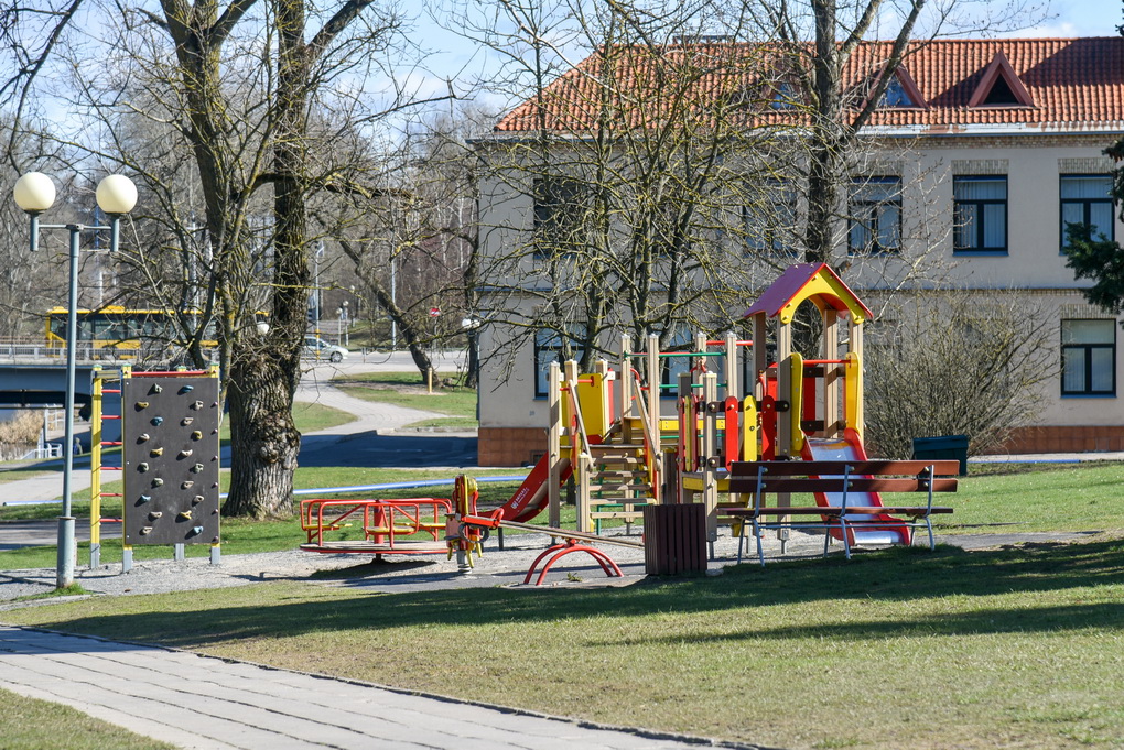 Policija penktadienį gavo 133 pranešimus apie karantino ir saviizoliacijos pažeidimus, 26 asmenys nubausti baudomis, BNS patvirtino Policijos departamento atstovas Ramūnas Matonis.