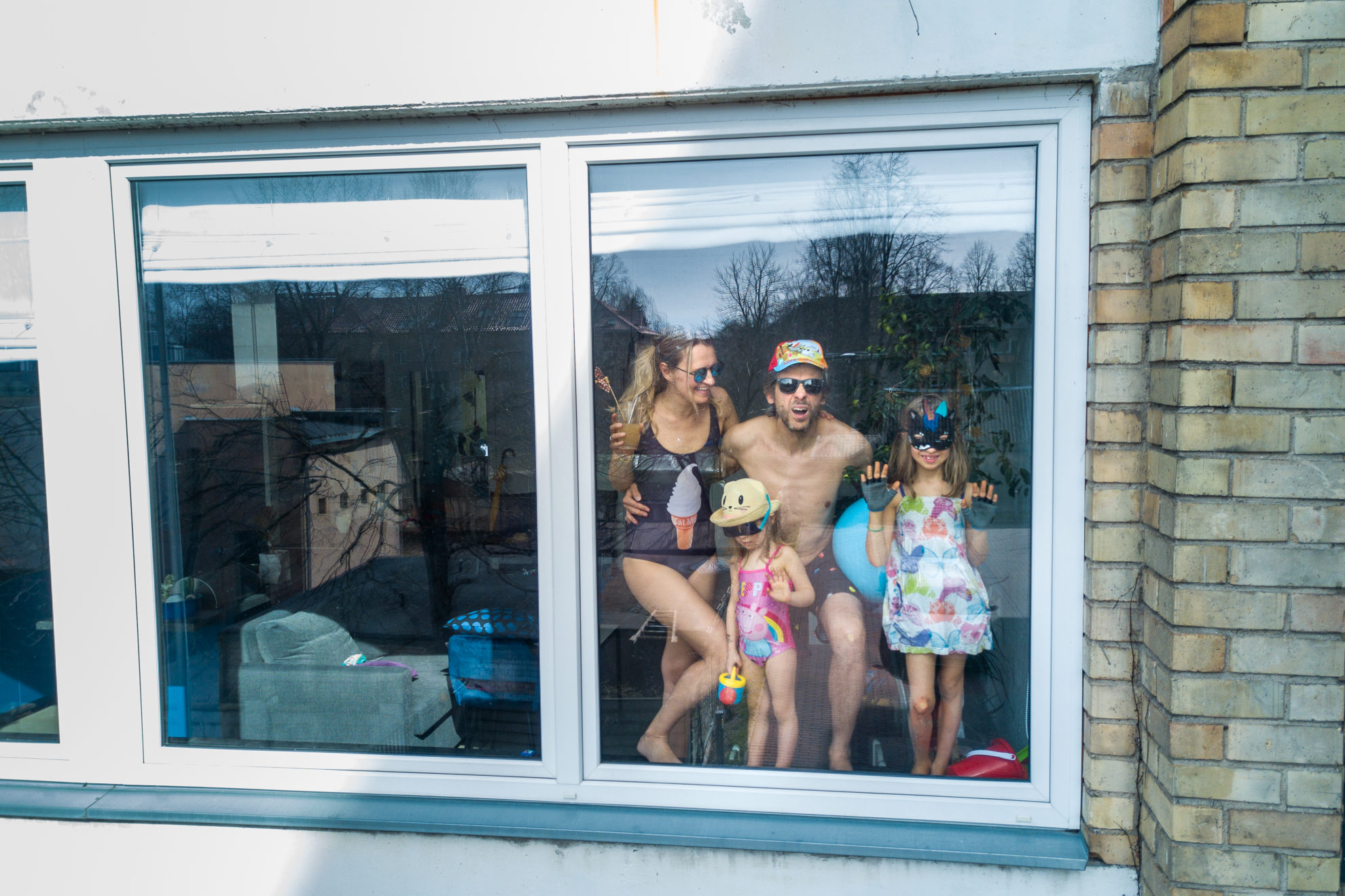 Fotografas Adas Vasiliauskas sako, jog net ir užsidarius namie, tarp keturių sienų, nebūtina liūdėti: dabar pats laikas išlaisvinti savo kūrybiškumą.