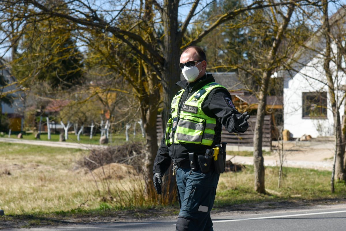 Pirmadienio vakarą pasibaigus draudimui įvažiuoti į šalies miestus ir miestelius, policijos generalinis komisaras Renatas Požėla teigė, kad tokia priemonė buvo reikalinga, tikimasi teigiamo rezultato.