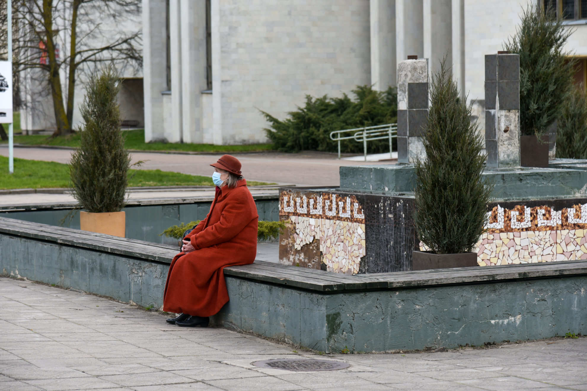 Europos Sąjungos finansuojamiems projektams užbaigti laikas senka, o dviejų reprezentacinių Panevėžio vietų – Senvagės ir Bendruomenių rūmų prieigų sutvarkymui jau eilinį kartą skelbti konkursai, regis, pateko į grėsmingą aklavietę. Mažiausią kainą pasiūliusi statybų bendrovė „JK Ranga“ per anksti apsidžiaugė paskelbta potencialia laimėtoja. Netrukus pretenziją pateikė antroje vietoje likęs statybų gigantas Panevėžio statybos trestas (PST) ir Savivaldybė iš karto pakeitė nuomonę.