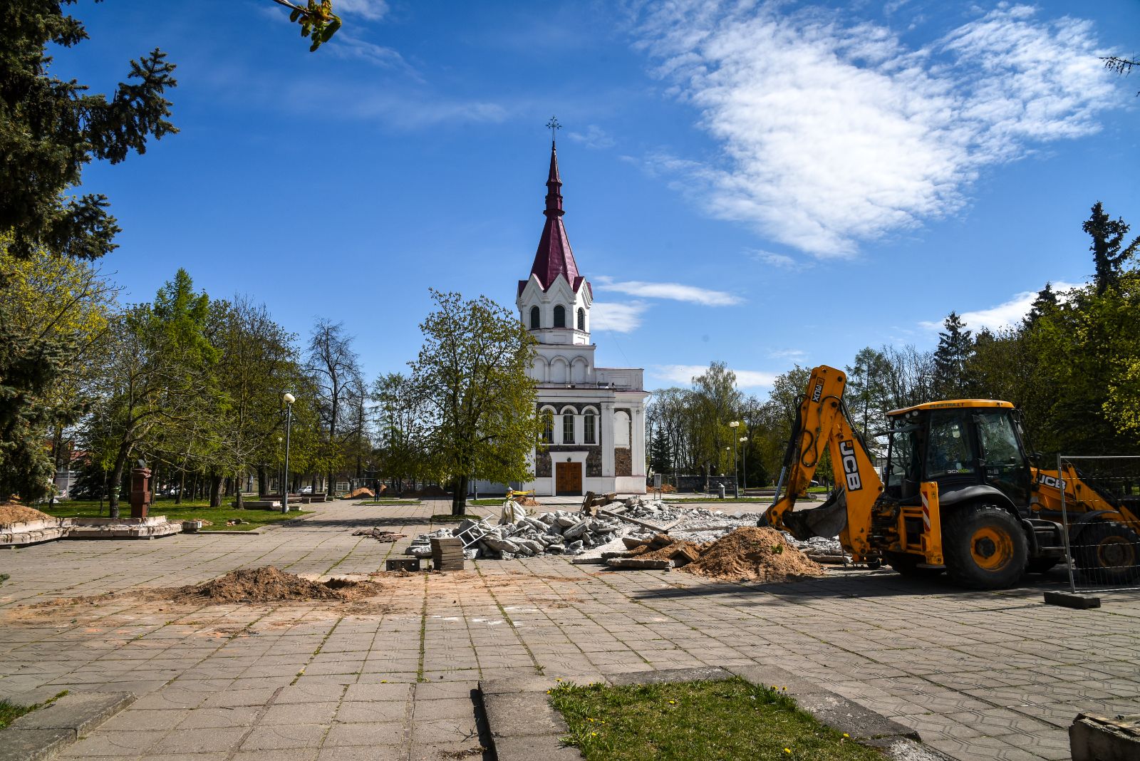 Panevėžyje, Švč. Trejybės bažnyčios pašonėje atkasti palaikai – naujiena archeologams. Tačiau senieji statybininkai mena laikus, kai prieš šešis dešimtmečius nuo pat šventoriaus stumdė žvyrą su kaulais, o kai kas net ir namo nešėsi žmonių kaukoles.