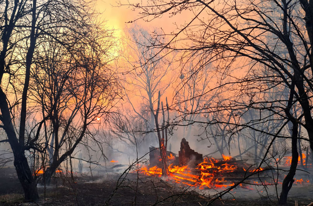 Radiacinės saugos centro specialistai nuolatos stebi susidariusią situaciją dėl Černobylio zonos miškuose siaučiančių žolės bei miško gaisrų.