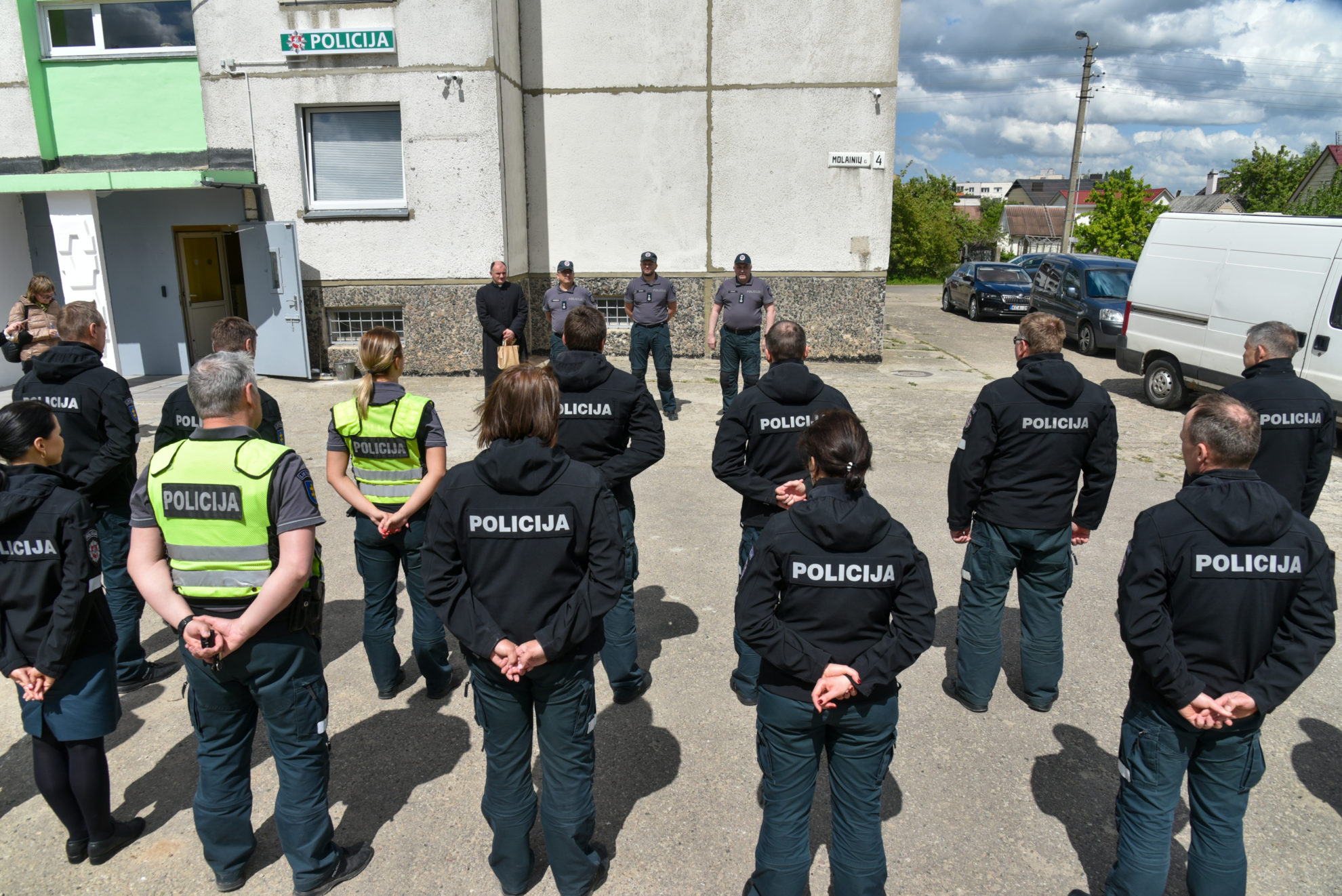 Prieš ketvertą metų ištuštėjęs Molainių gatvėje buvęs policijos pastatas vėl atvėrė duris pareigūnams. Nuo pirmadienio Panevėžio apskrities vyriausiojo policijos komisariato (VPK) Kelių policijos tarnybos reikėtų ieškoti nebe Beržų, o Molainių gatvėje.