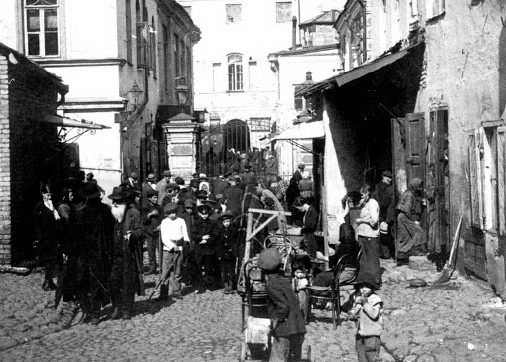 Gatvės vaizdas Vilniaus žydų kvartale. YADVASHEM.COM nuotr.