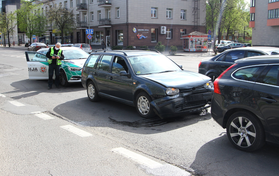 Baigiantis paskutinei darbo savaitės dienai, apie 16 val., Panevėžyje, J. Basanavičiaus g., neblaivus vyras vairavo automobilį „VW GOLF“. Ne tik vairavo, bet ir sukėlė eismo įvykį.