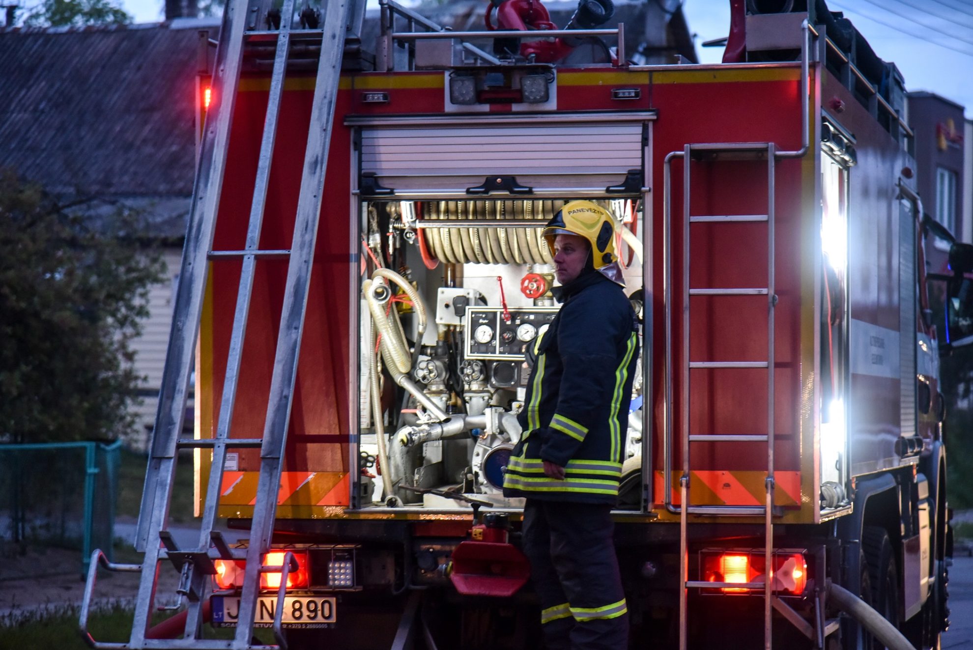 Penktadienį kiek po aštuntos vakaro Bendrajame pagalbos centre skubios pagalbos tarnybų telefono numeriu 112 gauta pranešimas apie Karsakiškio kaime atvira liepsna degantį gyvenamąjį namą.